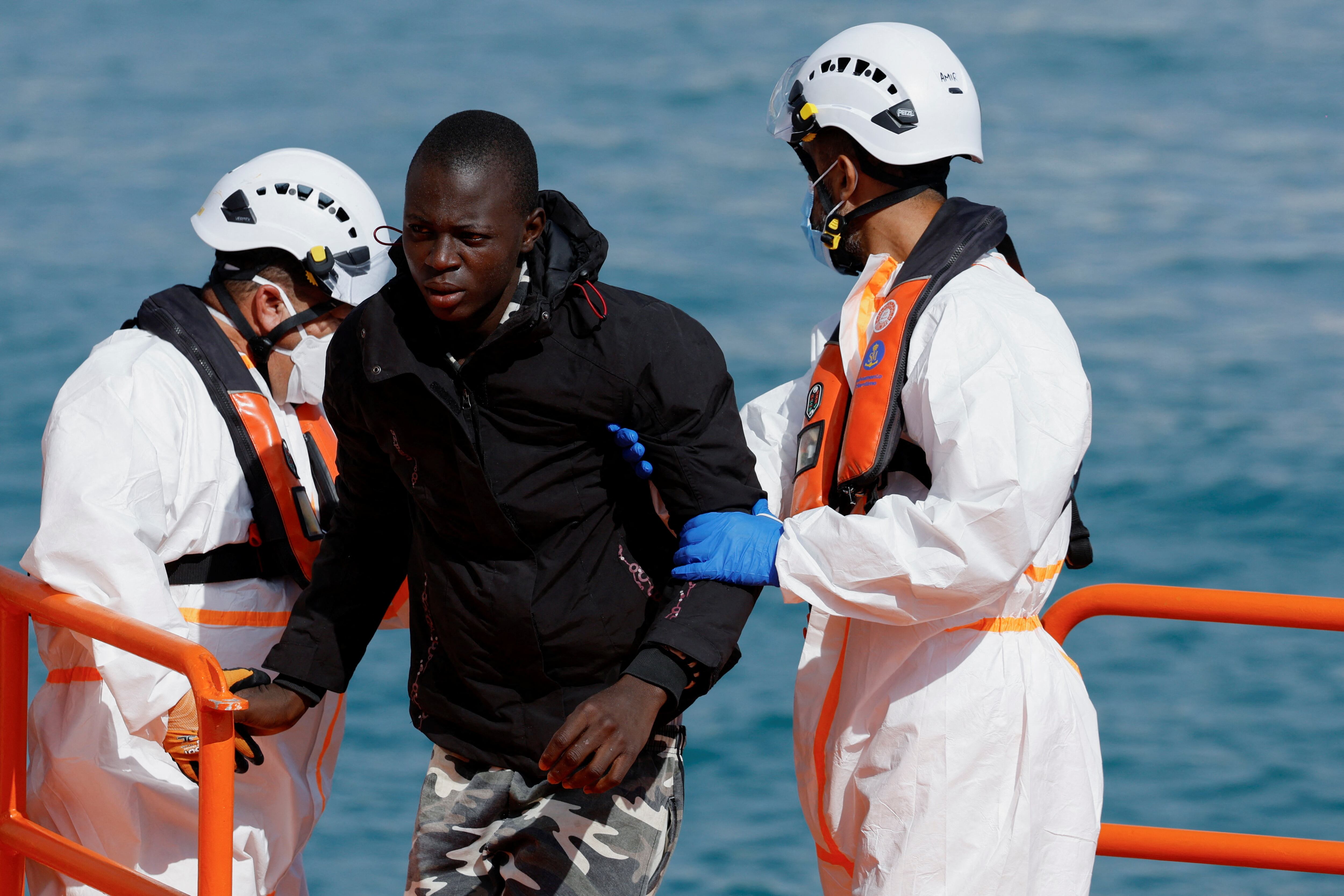 Una persona migrante llegando al puerto de Arguineguín en Canarias. (REUTERS/Borja Suárez)