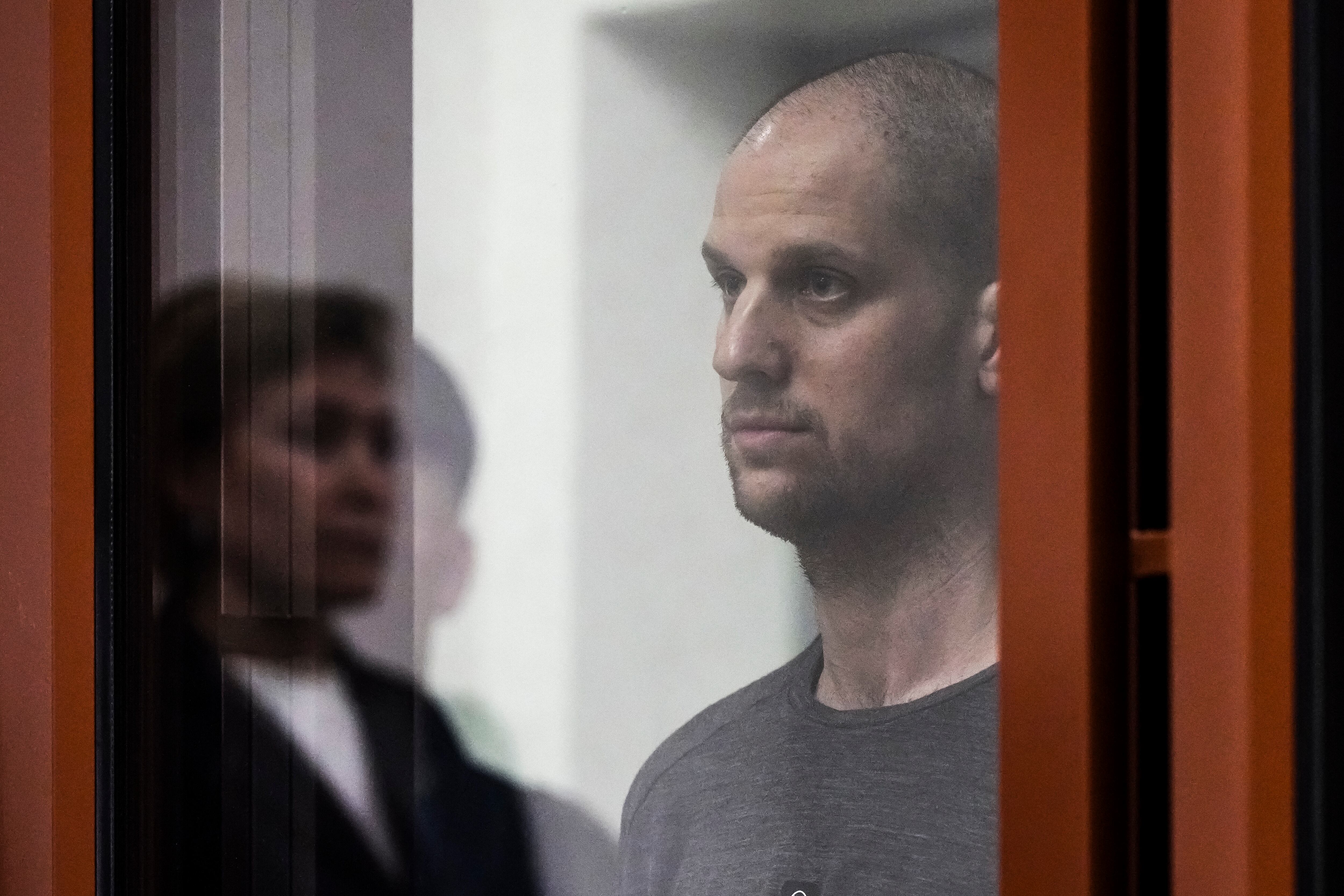 El reportero del Wall Street Journal, Evan Gershkovich, escucha el veredicto en la celda de cristal de un tribunal, dentro del edificio del “Palacio de justicia” en Ekaterimburgo, Rusia, el viernes 19 de julio de 2024. (AP Foto/Dmitri Lovetsky)