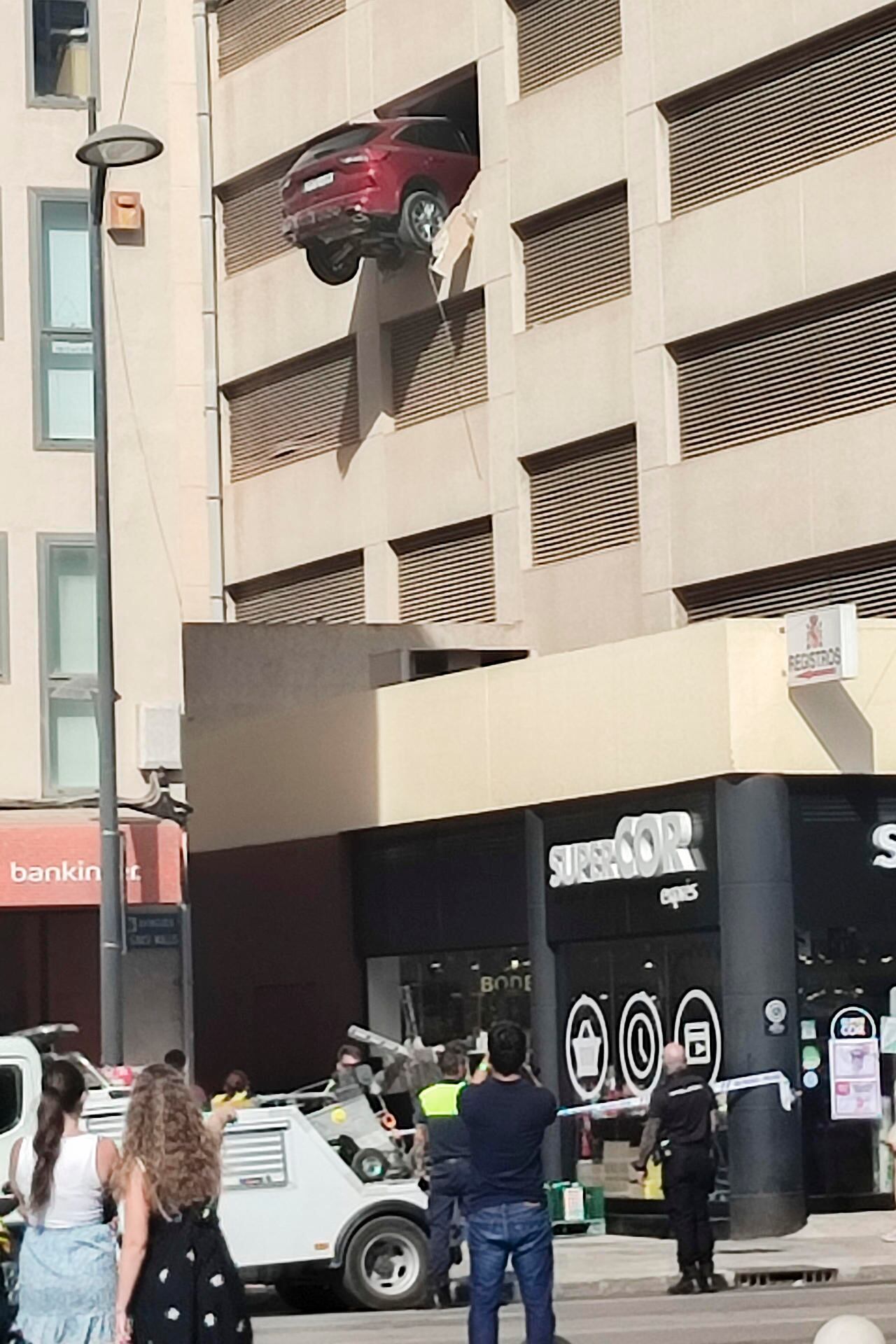 El vehículo suspendido en un tercer piso. (Luciana Aversa/EFE)