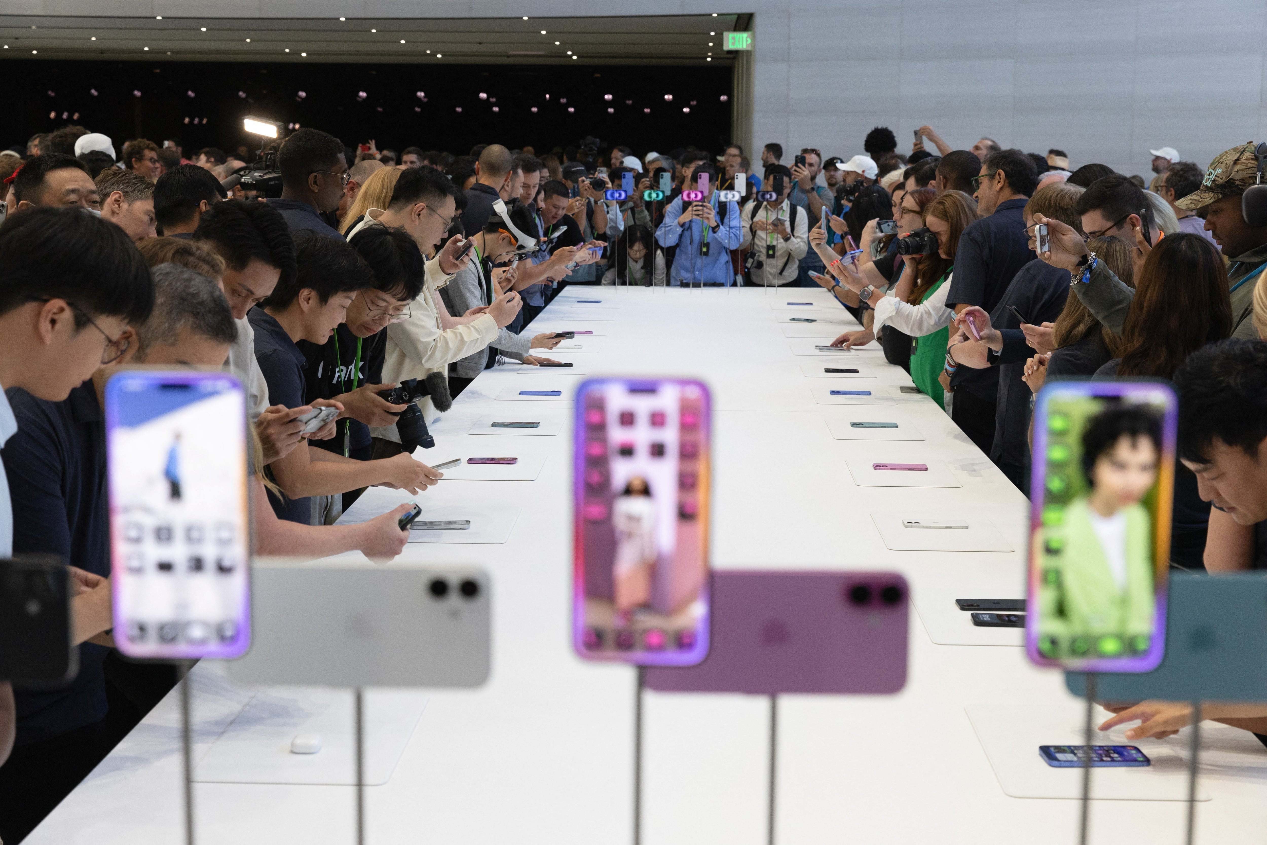 Apple trae varias adecuaciones en su nueva oferta de teléfonos. (Foto: REUTERS/Manuel Orbegozo)