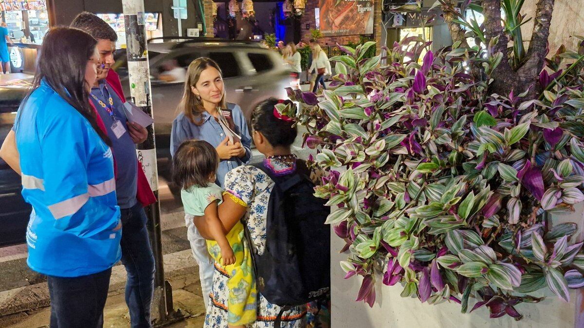 Estos grupos de mujeres y niños indígenas recaudarían entre $200 y $400 mil - crédito Alcaldía de Medellín