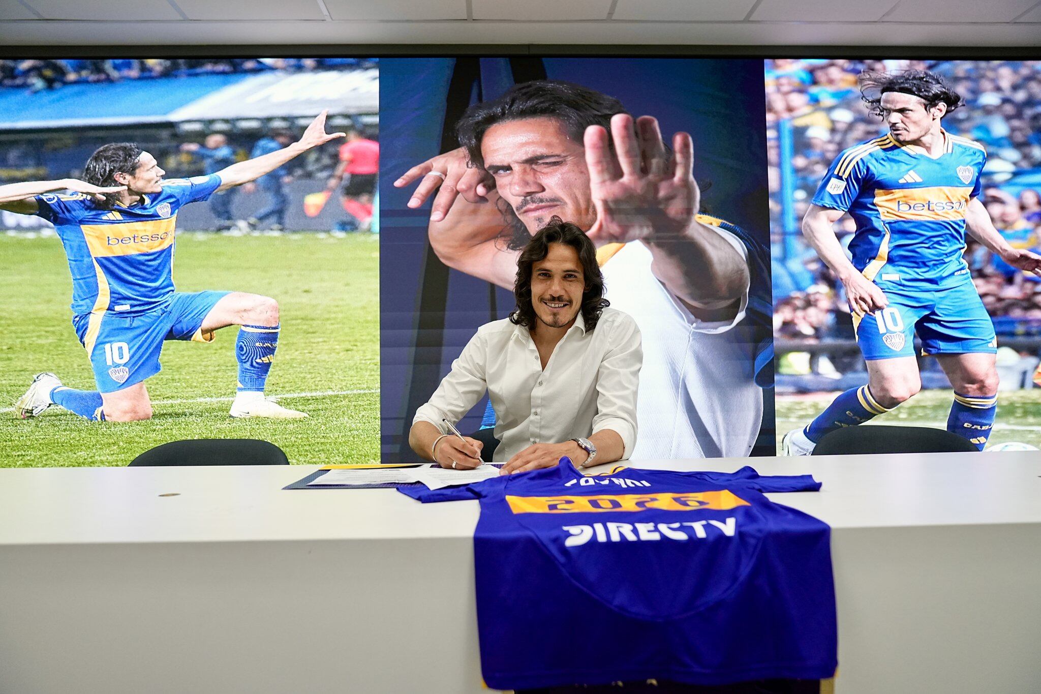 Edinson Cavani firmó su nuevo contrato en Boca hasta diciembre de 2026 (@BocaJrsOficial)