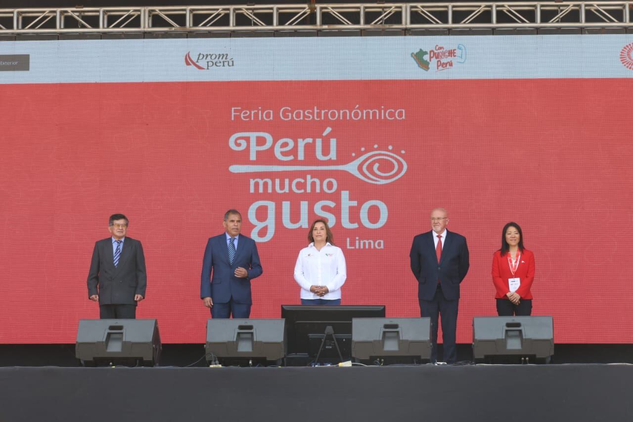 La presidenta Dina Boluarte y el alcalde de Surco, Carlos Bruce, participaron del evento inaugural de Perú Mucho gusto