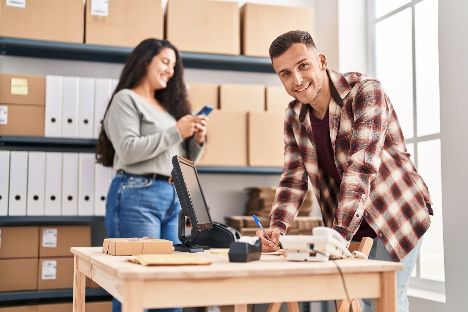 Dos emprendedores tomando lista de pedidos