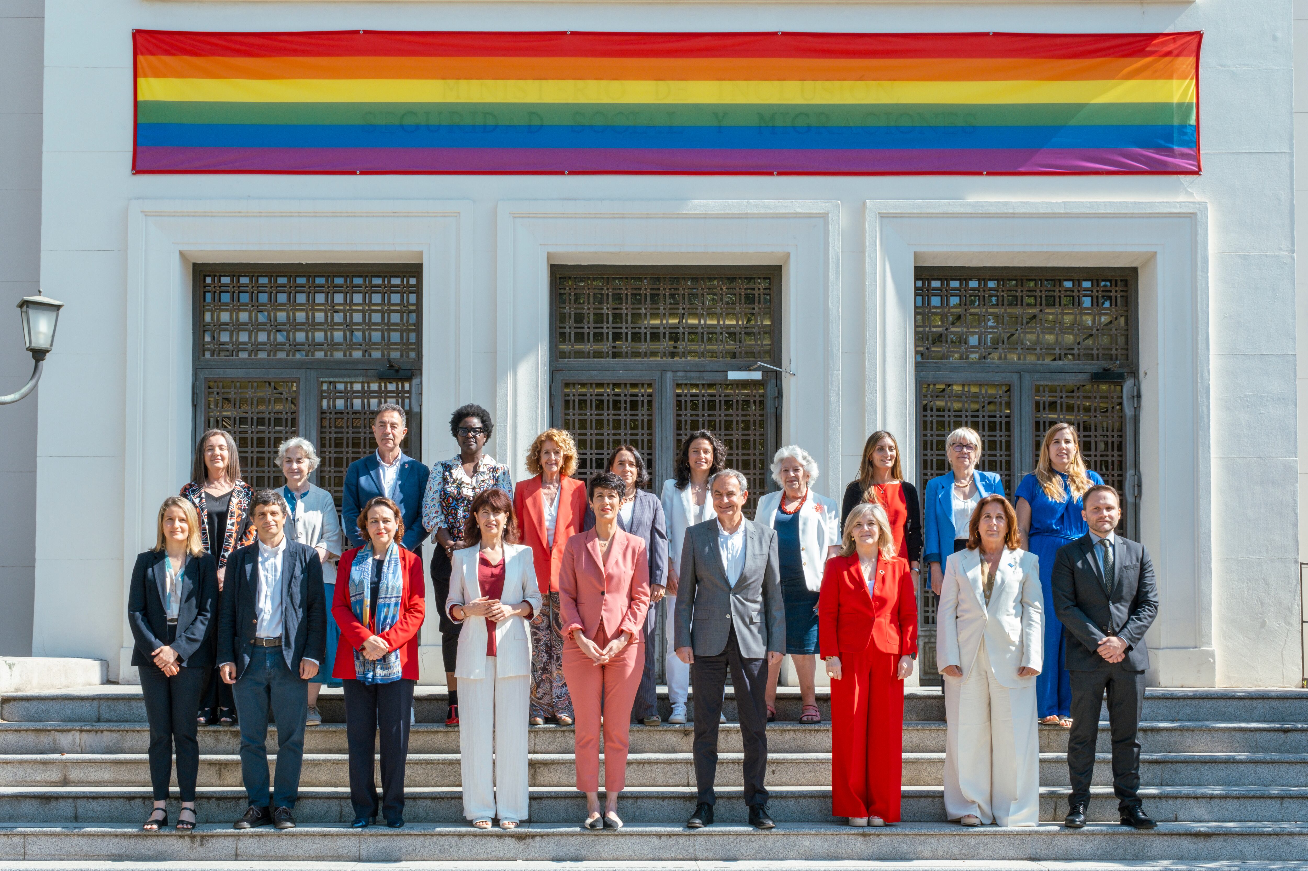 Foto de familia antes de la reunión de constitución del Consejo Asesor de Brecha de Género. (Ministerio de Inclusión, Seguridad Social y Migraciones)