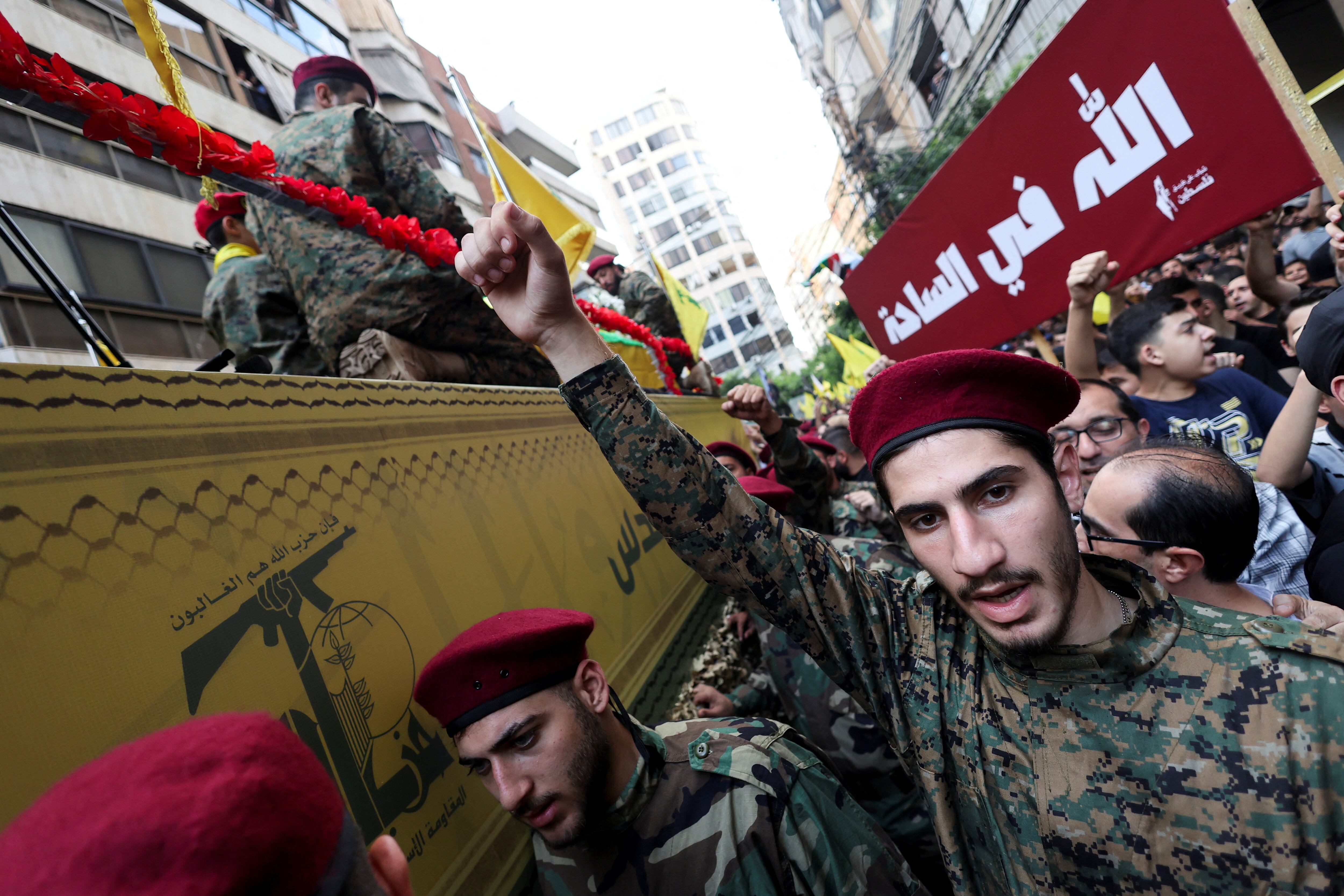 Un terrorista gesticula en el funeral de Ibrahim Aqil, alto dirigente de Hezbollah abatido en el ataque israelí del viernes contra los suburbios del sur de Beirut, en Beirut (Reuters)