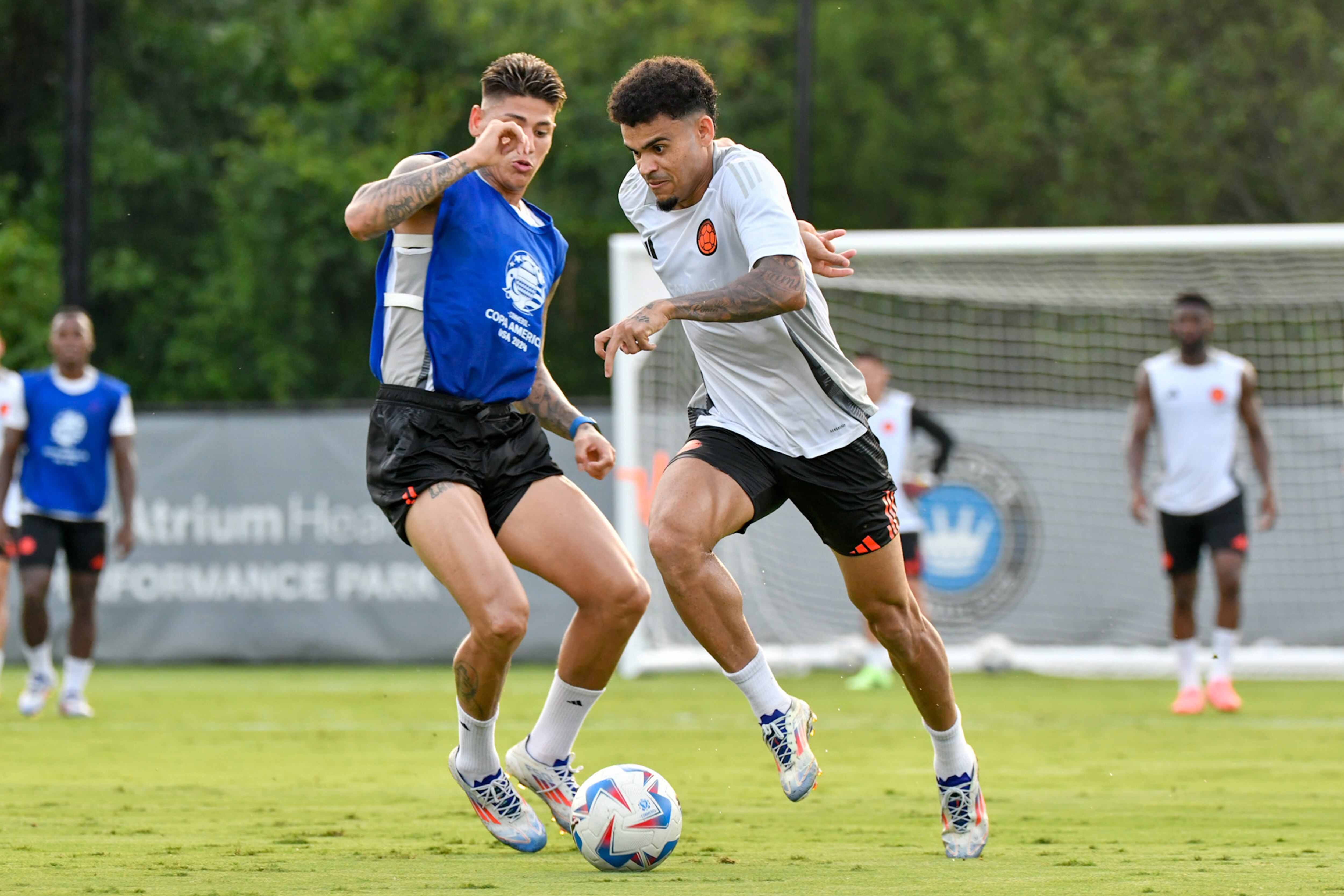 El futbolista se prepara en cada entrenamiento para desplazarse por las bandas del campo de juego. (Foto: EFE/FCF) 