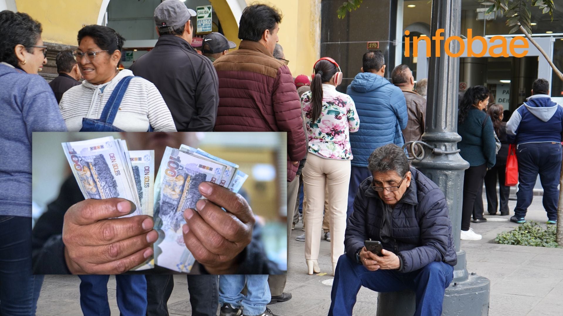 Persona del Fonavi sentada esperando al lado de la cola en Banco de la Nación y mano con billetes de 100 soles