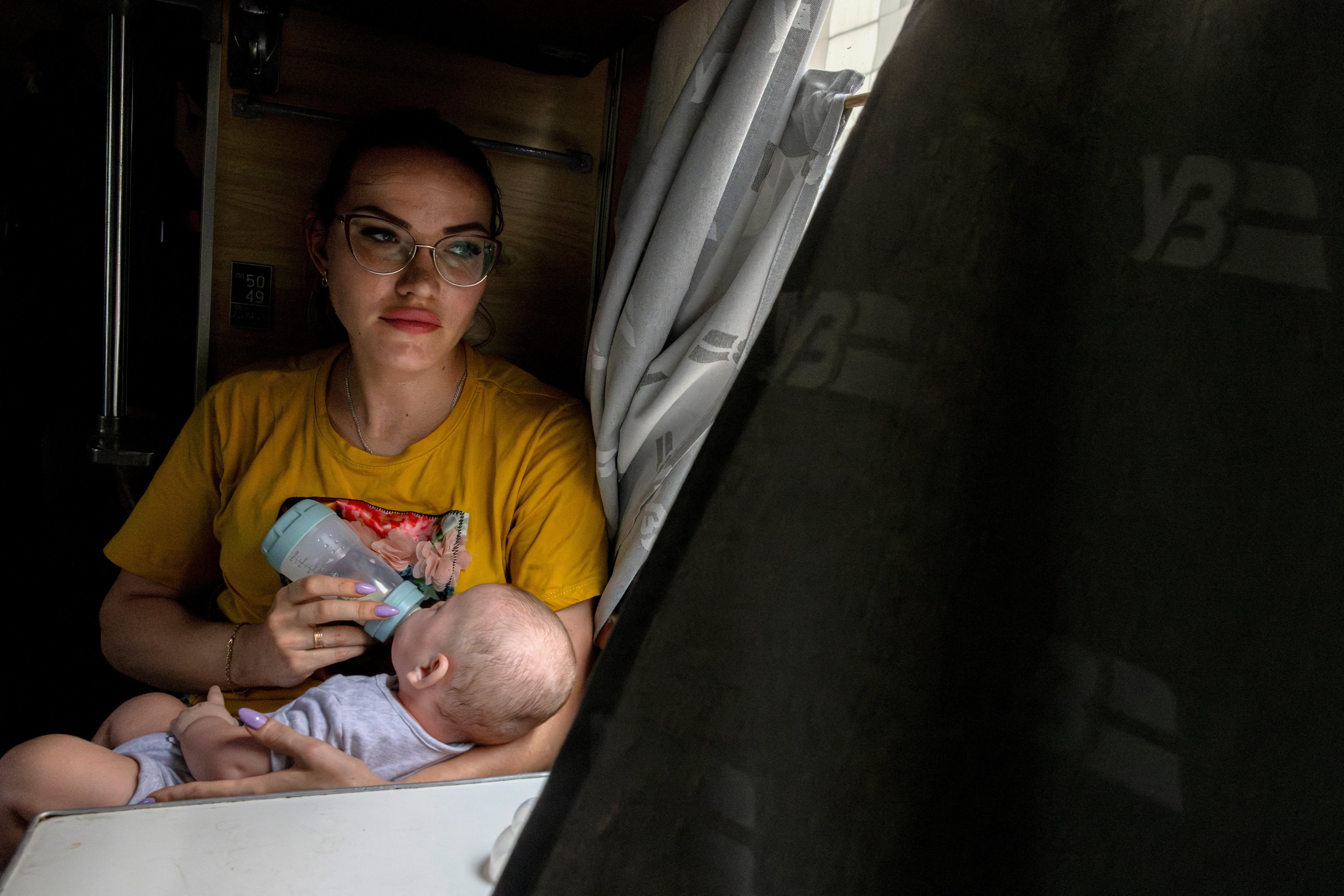 Una madre le da de comer a su bebé al ser evacuados de Pokrovsk (REUTERS/Thomas Peter)