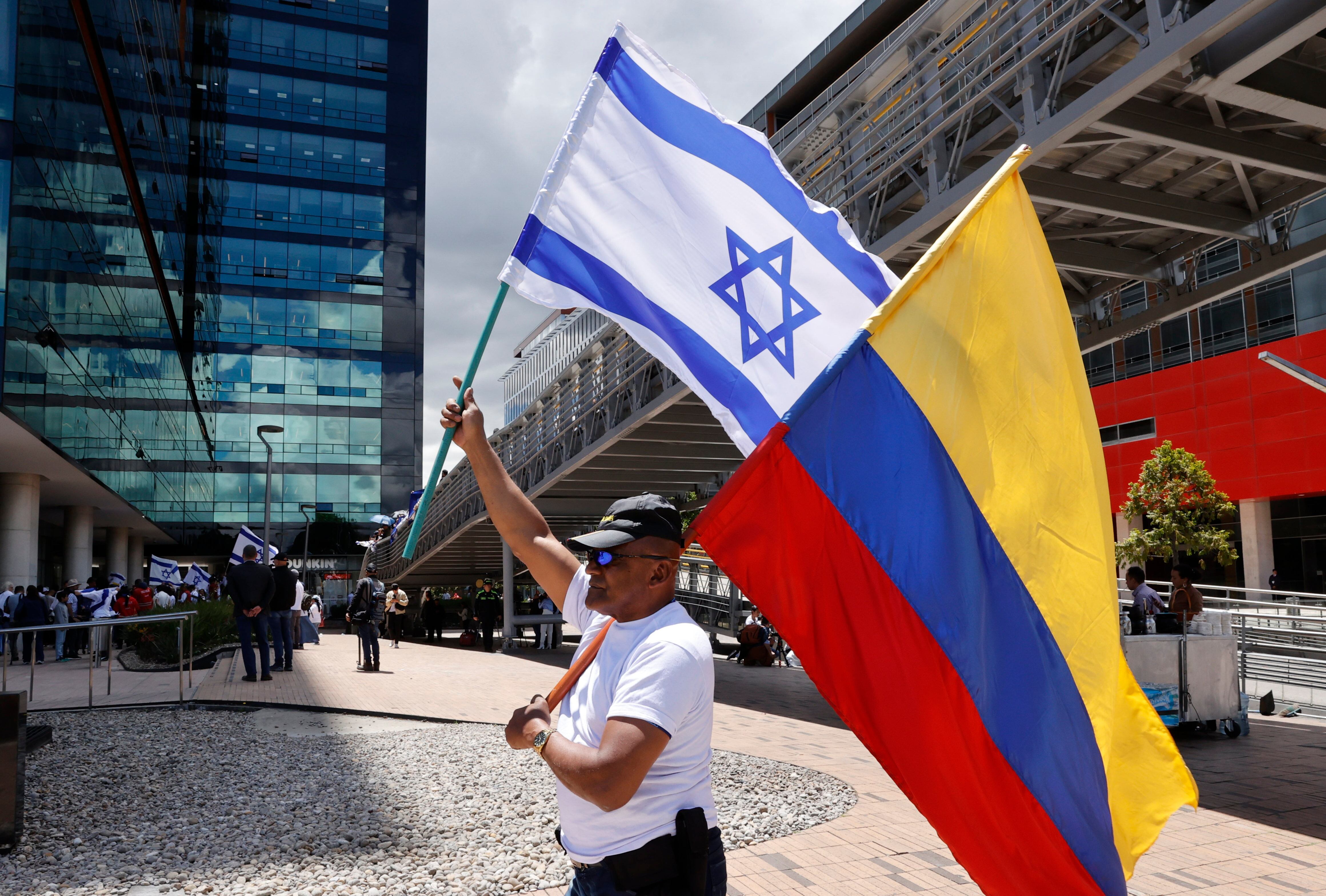 Múltiples personalidades políticas entre ellas la comunidad judía en Colombia hablaron del ataque terrorista de Hamas a Israel el cual ya cumple un año - crédito  EFE/Mauricio Dueñas
