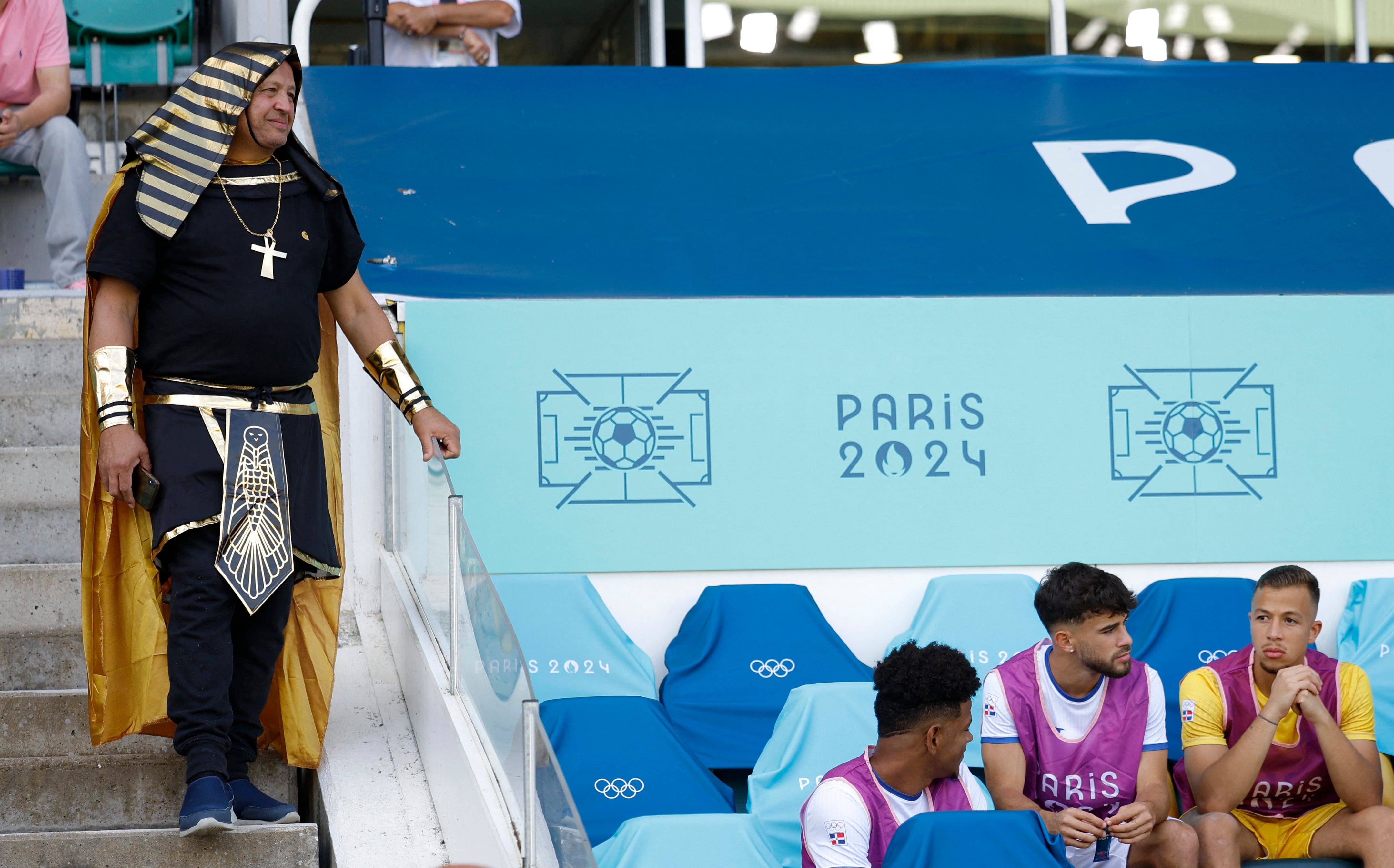 Un hincha del seleccionado de fútbol de Egipto, disfrazado para ver a su equipo frente a República Dominicana en los Juegos Olímpicos de París (REUTERS/Stephane Mahe)