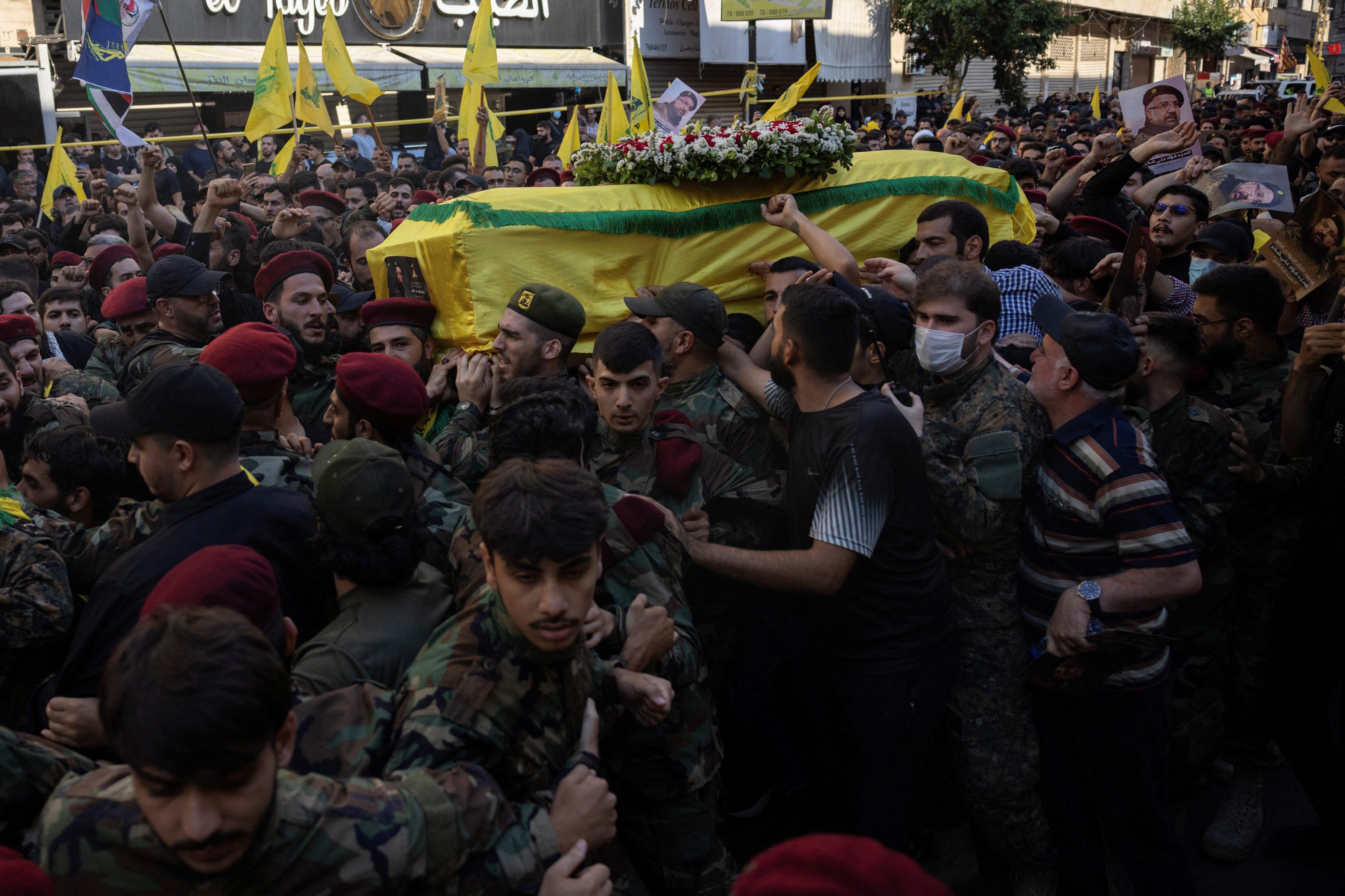 Miembros de Hezbollah llevan el féretro de Fuad Shukr en el sur de Beirut, Líbano, este 1 de agosto de 2024 (REUTERS/Alkis Konstantinidis)