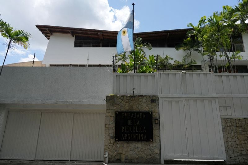 La bandera argentina en la embajada antes de que se izara la brasileña