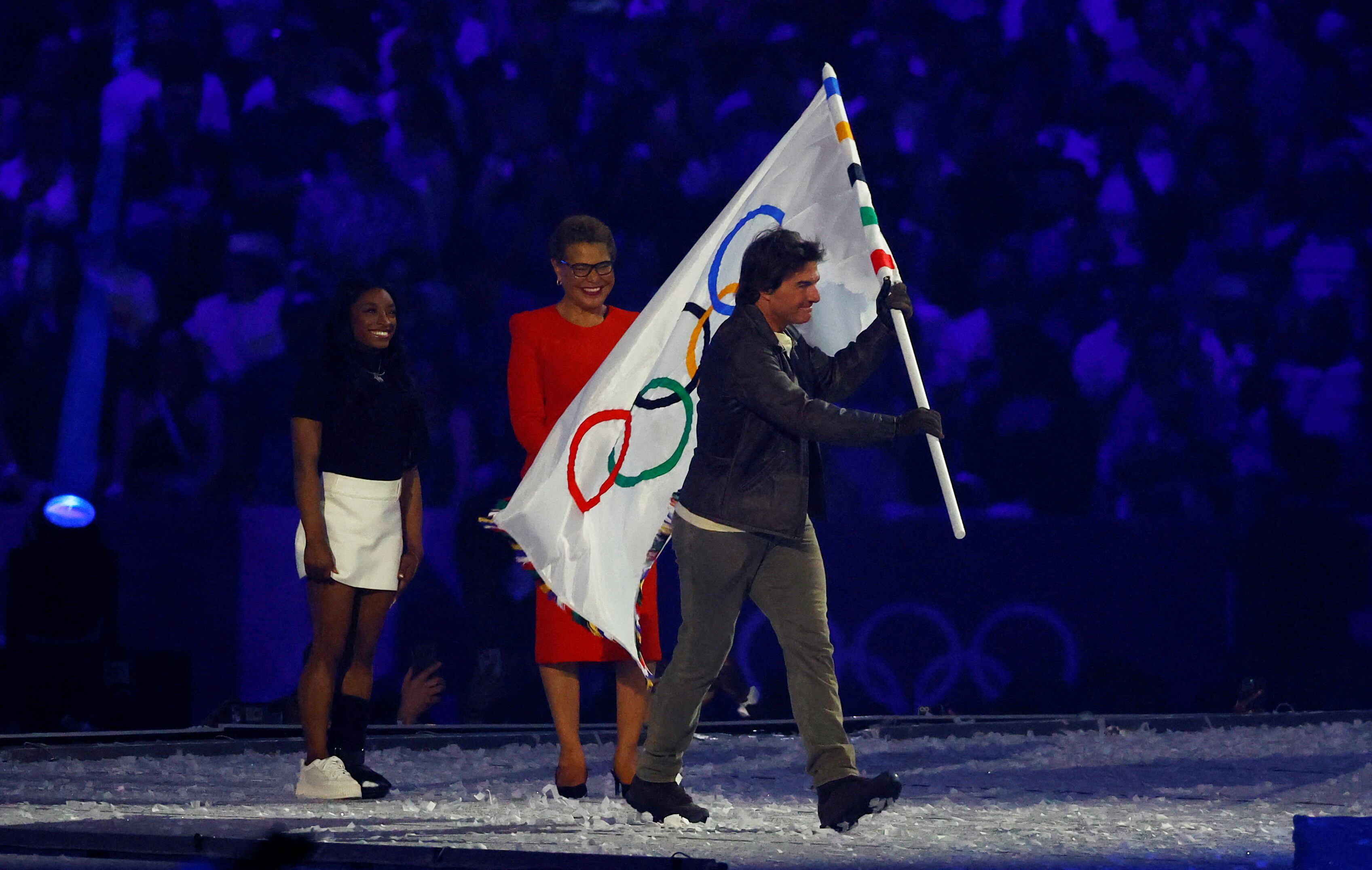 Así se llevó la bandera olímpica (REUTERS/Albert Gea)