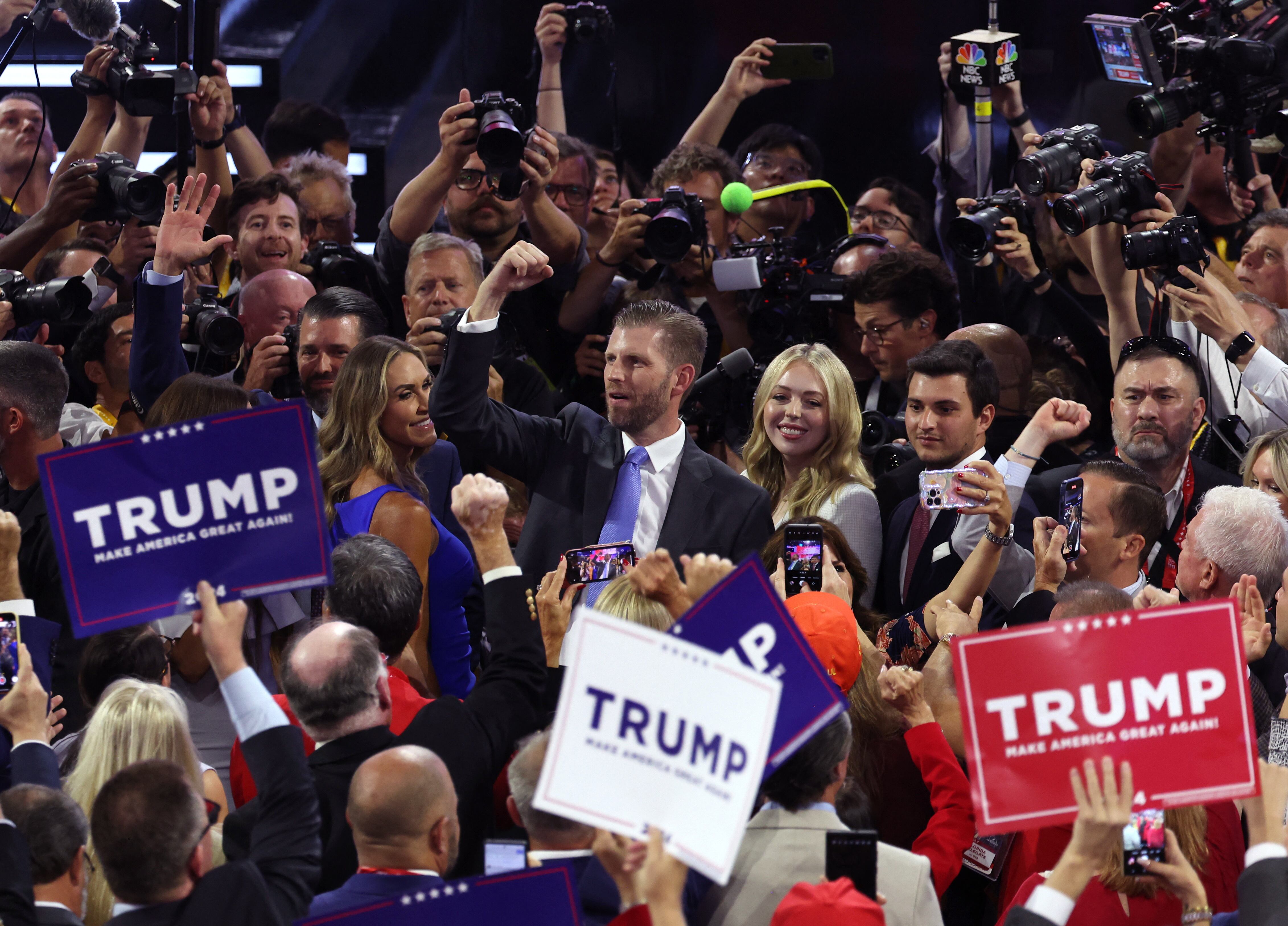 Eric Trump gesticula junto a Lara Trump y Tiffany Trump en el primer día de la Convención Nacional Republicana (REUTERS/Mike Segar)