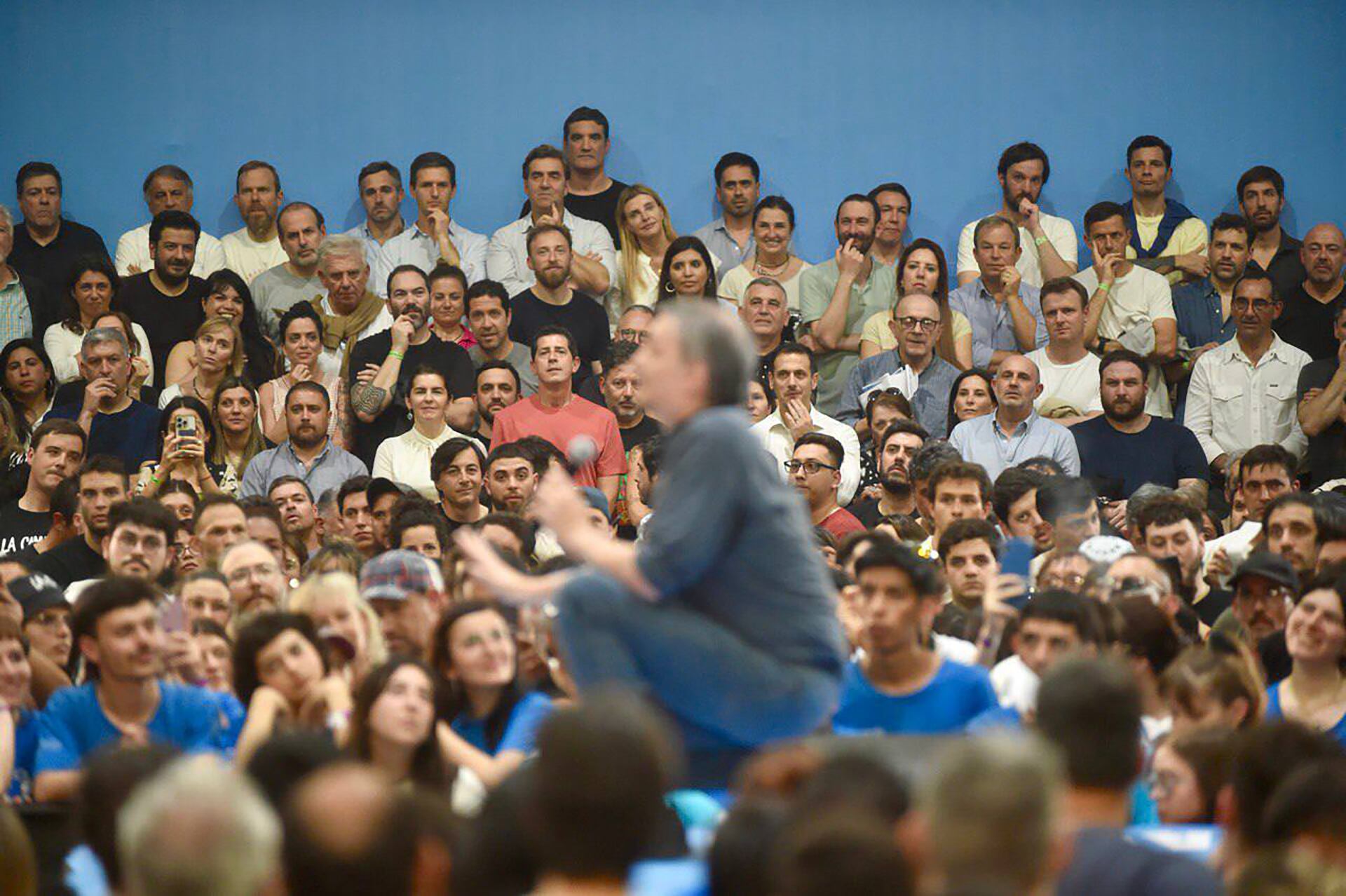 Máximo Kirchner y dirigentes peronistas en el acto en La Plata