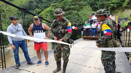 Disidencias de las farc inauguraron un puente en el Cauca: van a cobrar hasta peaje