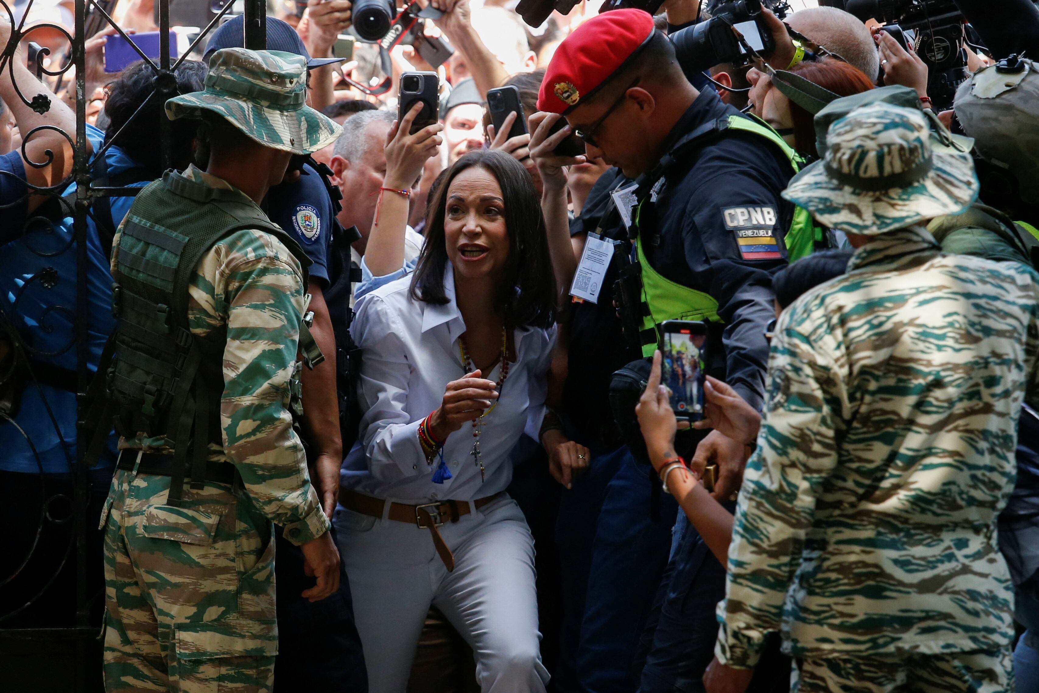 La líder opositora venezolana María Corina Machado llega a un colegio electoral para votar en las elecciones presidenciales del país, en Caracas, Venezuela, el 28 de julio de 2024. REUTERS/Leonardo Fernández Viloria