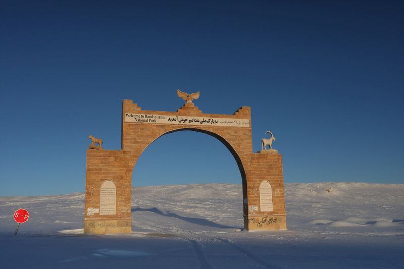 Esta es la entrada al Parque Nacional Band-e-Amir en Bamiyán donde, a partir del 2023, queda prohibido para las mujeres, supuestamente por violaciones del “pudor”.