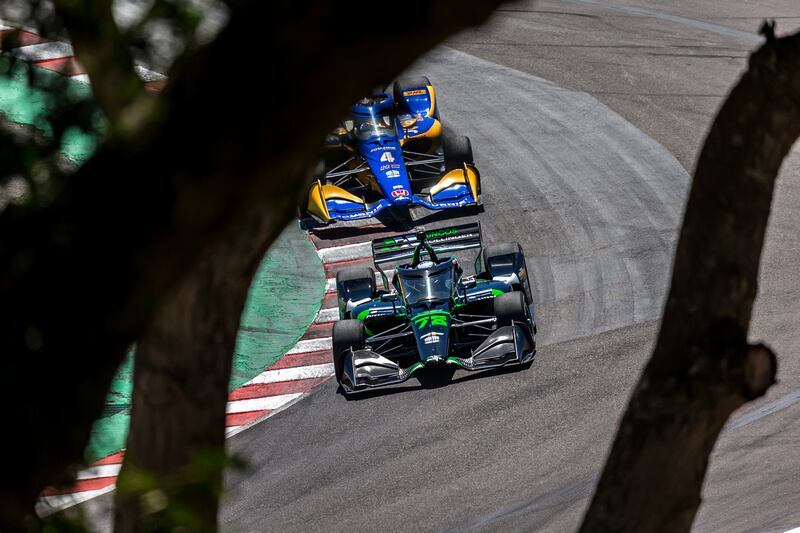 Agustín Canapino delante de Kyffin Simpson en la mítica curva "Saca Corchos" (Huncos Hollinger Racing)