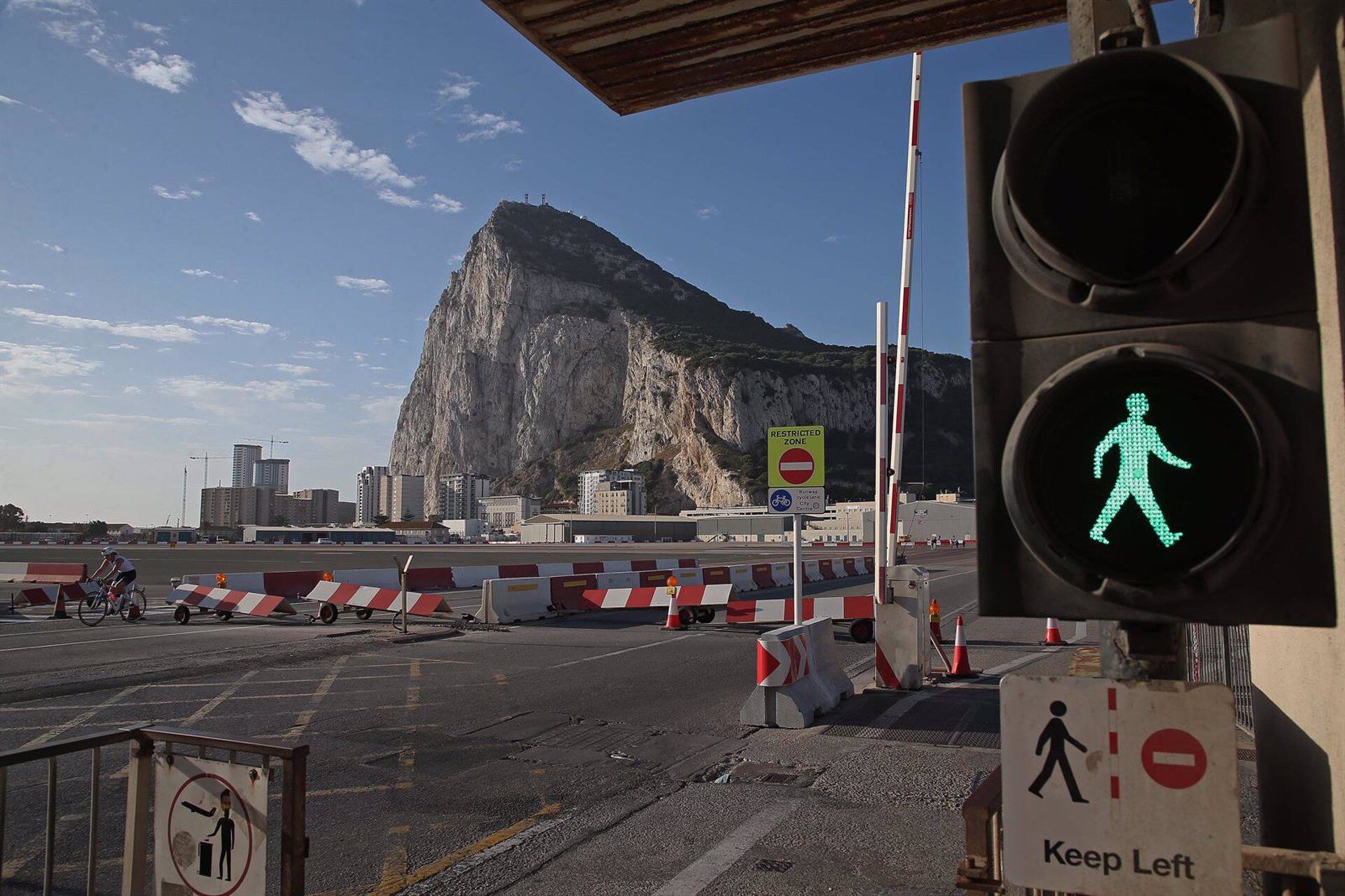 Detalle de las señales de trafico que indican la llegada a la pista del Aeropuerto Internacional de Gibraltar
