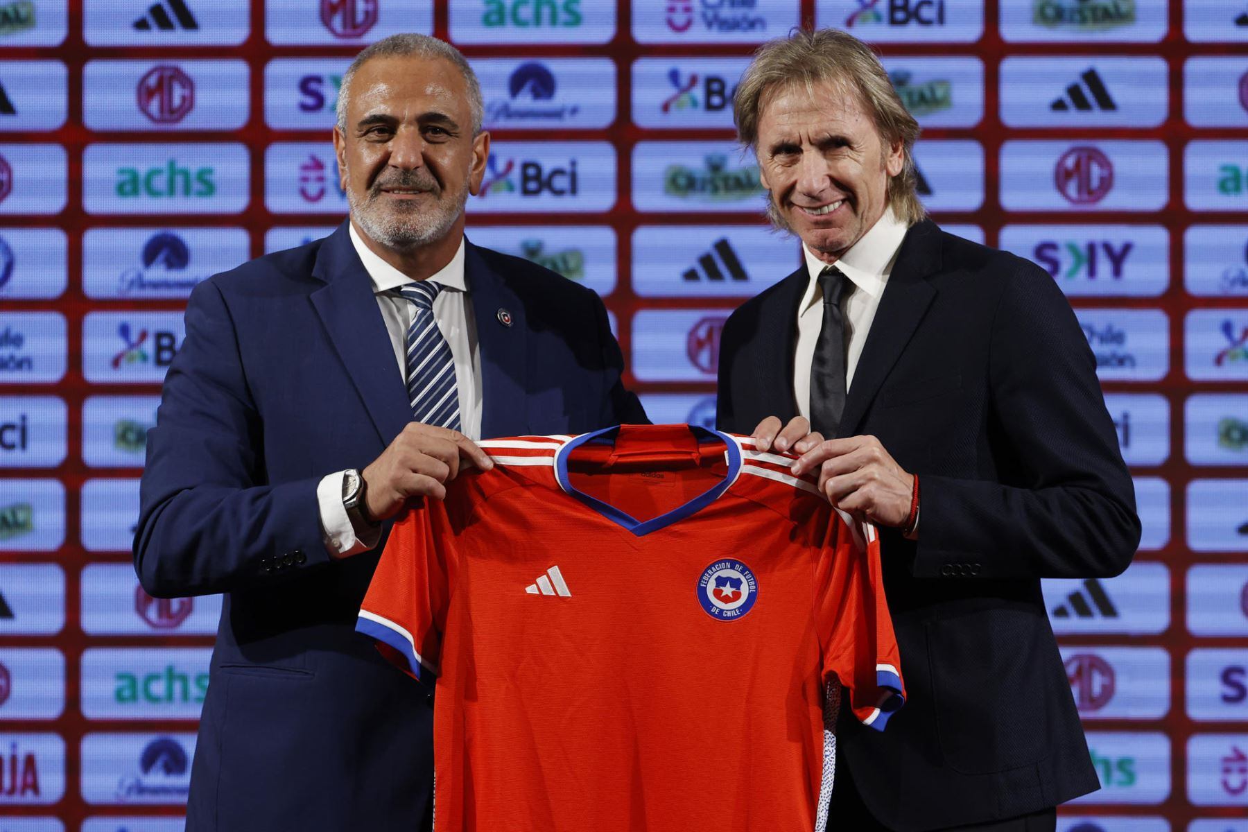 Ricardo Gareca se reunión con la Federación de Chile para evaluar su continuidad.