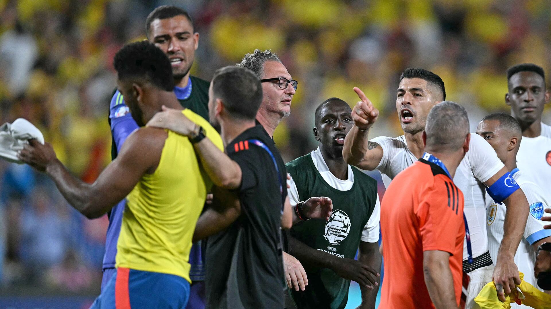 cruce entre Borja y Luis Suárez Uruguay vs Colombia