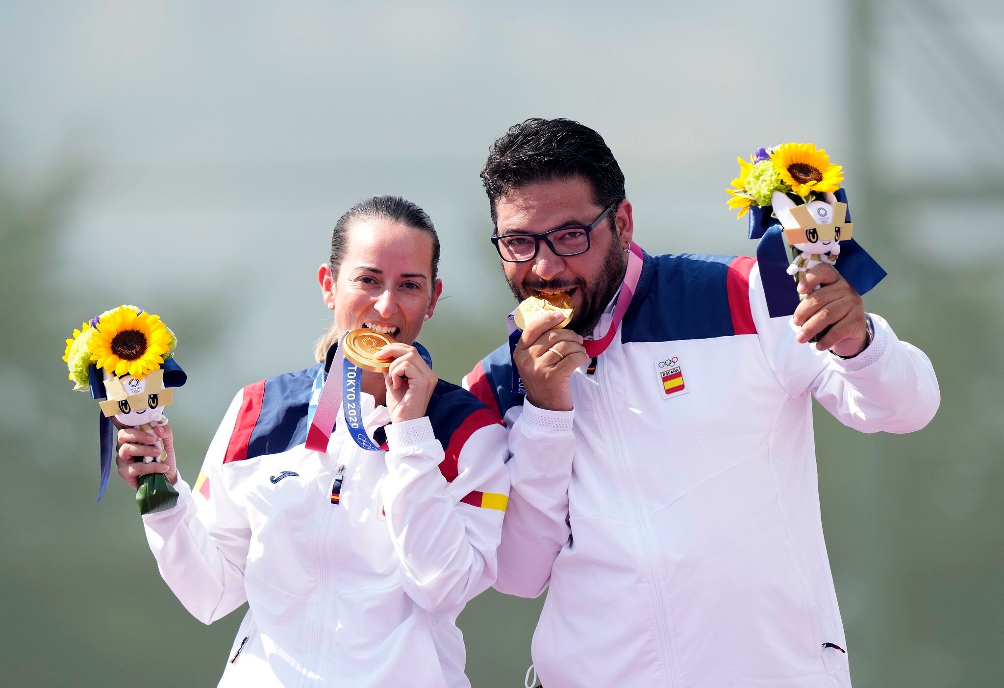 Los atletas de tiro Alberto Fernández y a Fátima Gálvez con su medalla de oro en Tokio (Europa Press /COE)