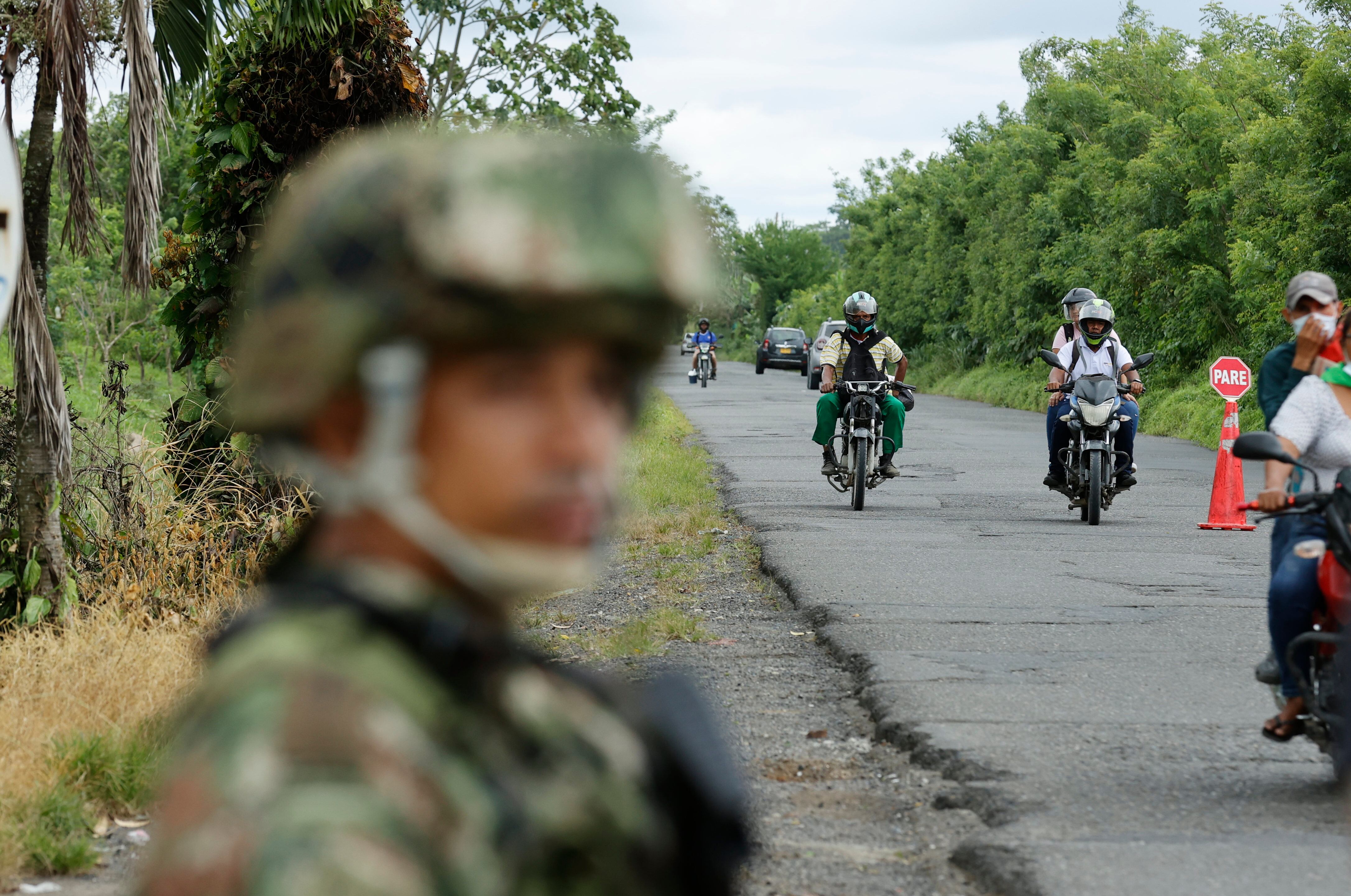 El Ejército de Colombia interceptó un vehículo en un puesto de control en Arauca, con cuatro personas en su interior. Una de ellas tenía un disparo en el rostro - crédito Mauricio Dueñas Castañeda/EFE
