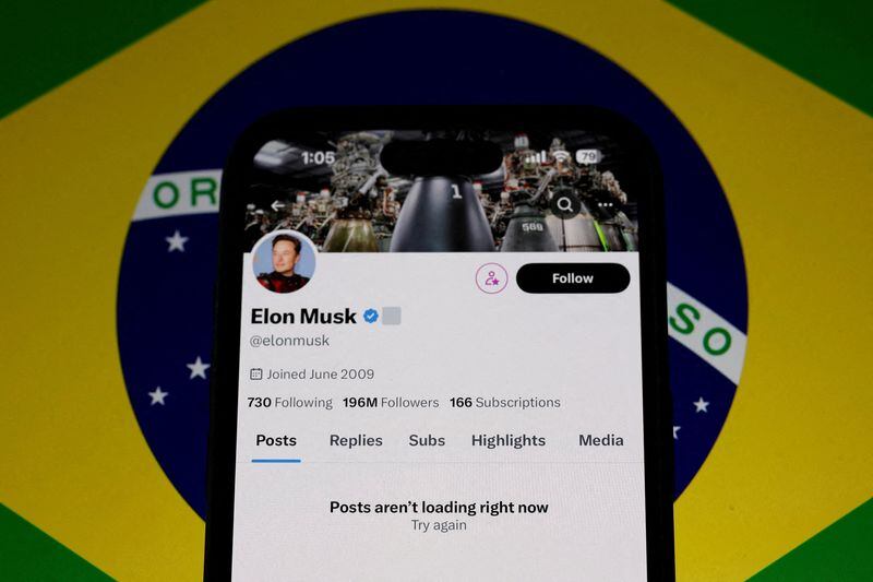 La cuenta X de Elon Musk bloqueada en una pantalla de móvil en esta ilustración (REUTERS/Jorge Silva)