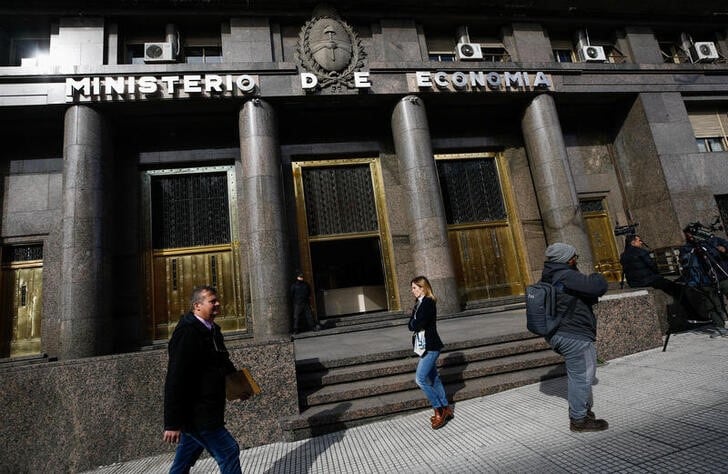 Foto de archivo: imagen de la entrada del edificio del Ministerio de Economía de Argentina en Buenos Aires. REUTERS/Agustin Marcarian