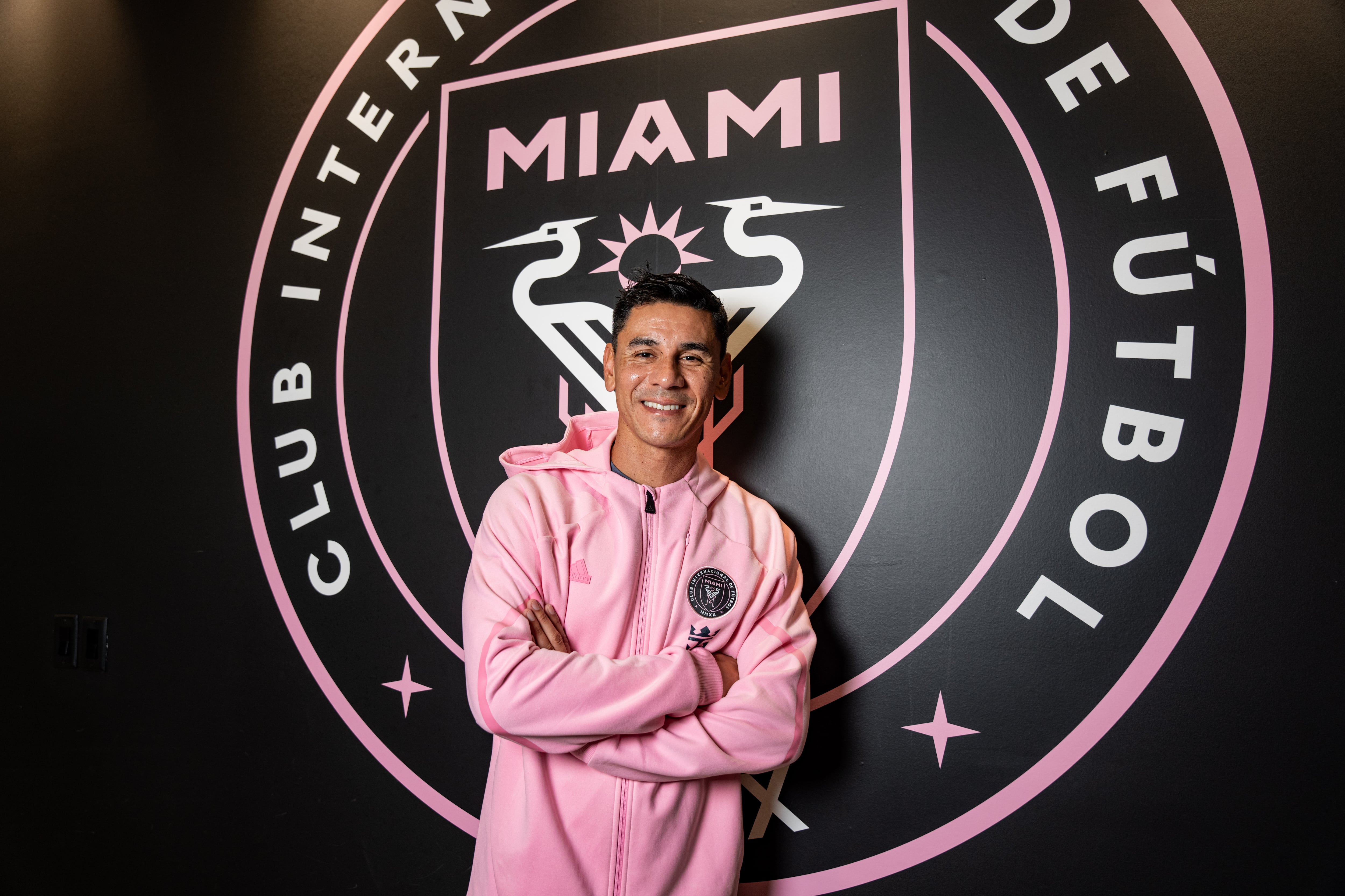 Ustari, con el escudo de Las Garzas de fondo (EFE/ Inter Miami)