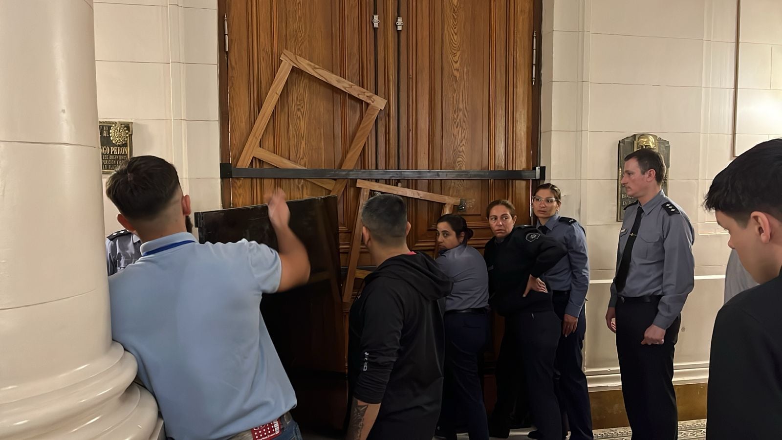 La policía tuvo que tapiar el ingreso a la Legislatura ante el avance de la protesta