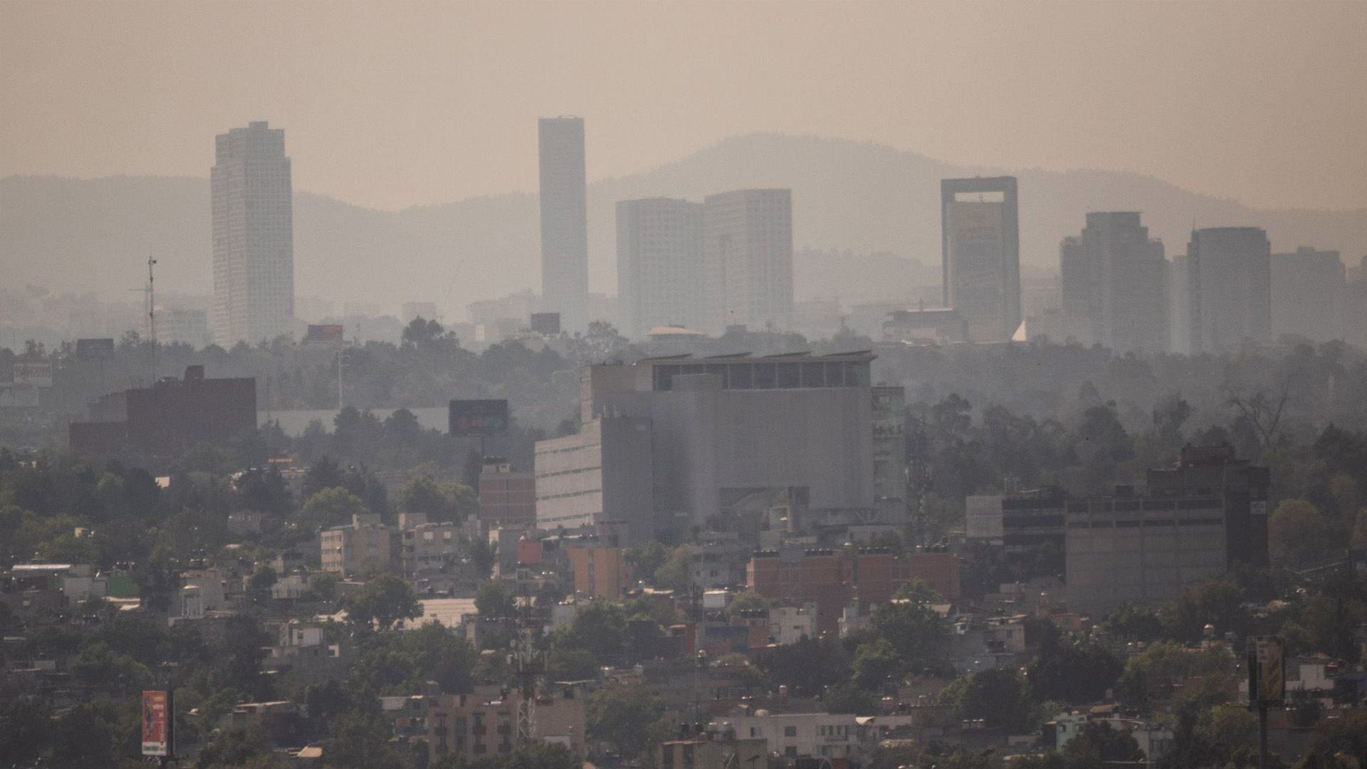 Dependiendo el nivel de contaminación en el aire, las autoridades hacen recomendaciones y toman medidas ambientales (Cuartoscuro)