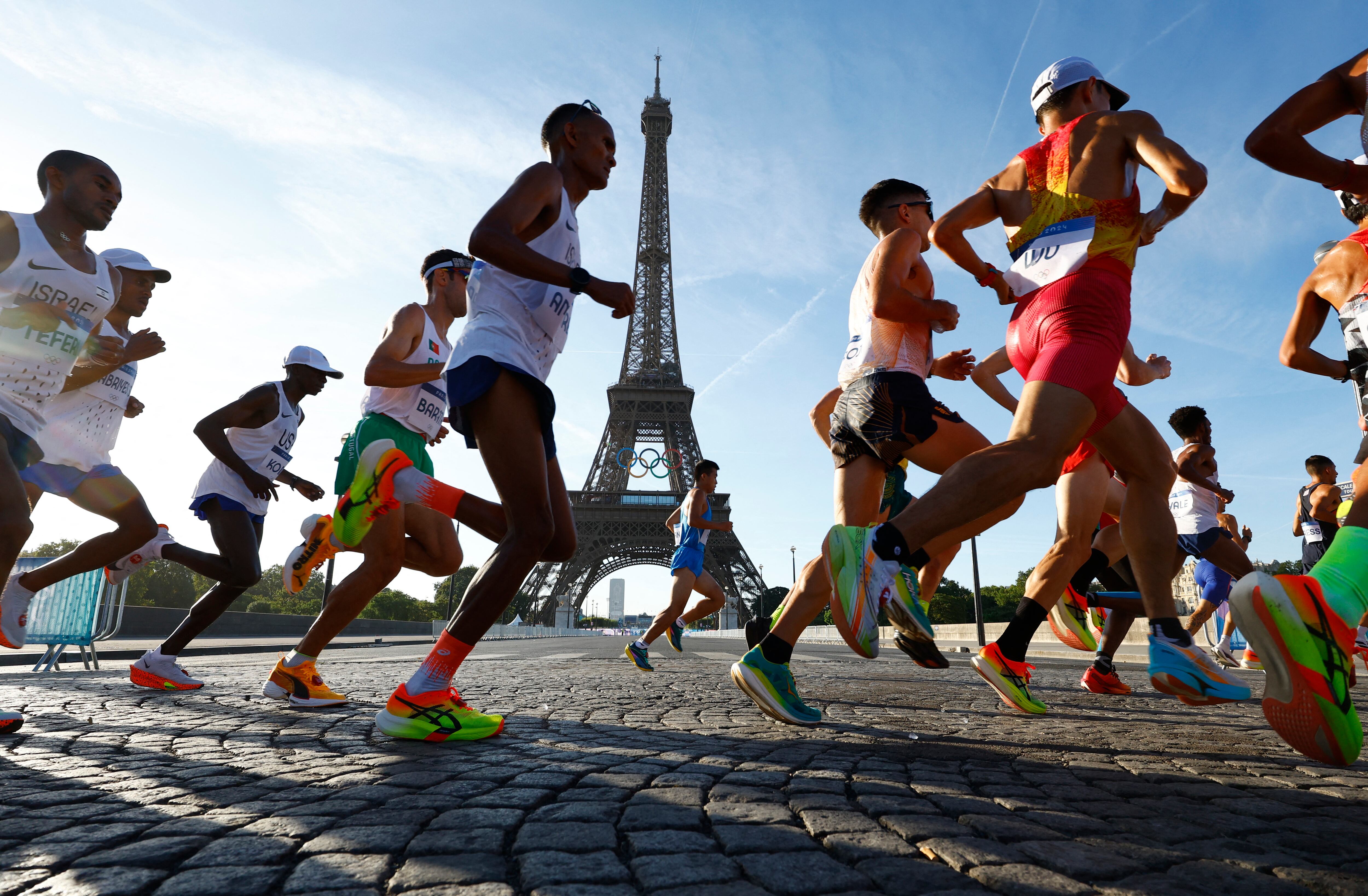 Paris 2024 Olympics - Athletics - Men's Marathon - Paris, France - August 10, 2024. Girmaw Amare of Israel in action as he runs past the Eiffel Tower. REUTERS/Piroschka Van De Wouw