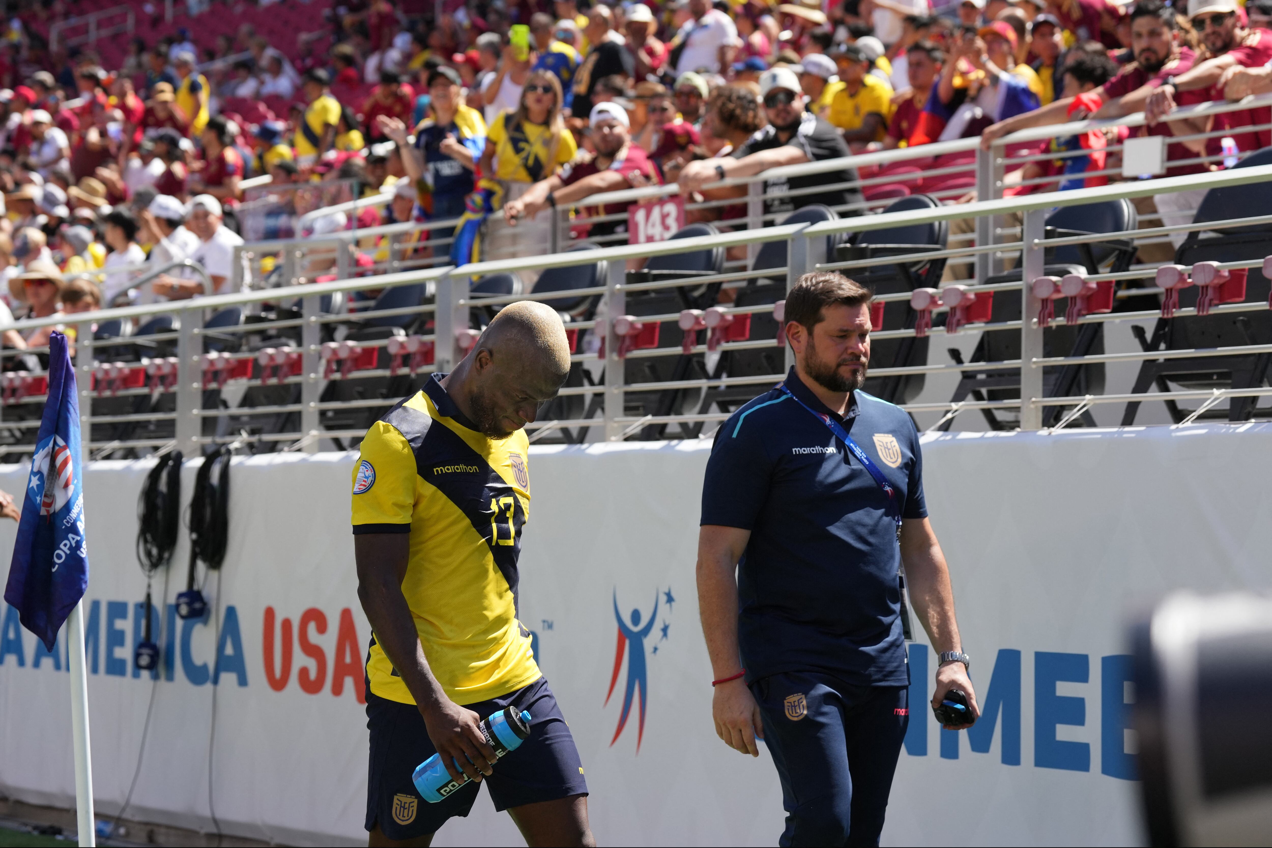 Enner Valencia se retira del campo de juego tras su expulsión ante Venezuela (Darren Yamashita-USA TODAY Sports)