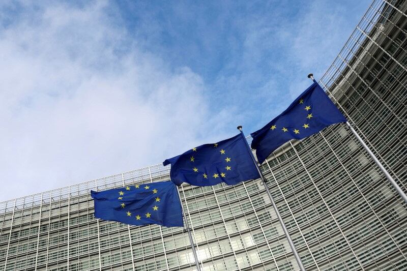 FOTO DE ARCHIVO: Banderas de la Unión Europea ondeando frente a la Comisión Europea en Bruselas, Bélgica. 8 de noviembre de 2023. REUTERS/Yves Herman