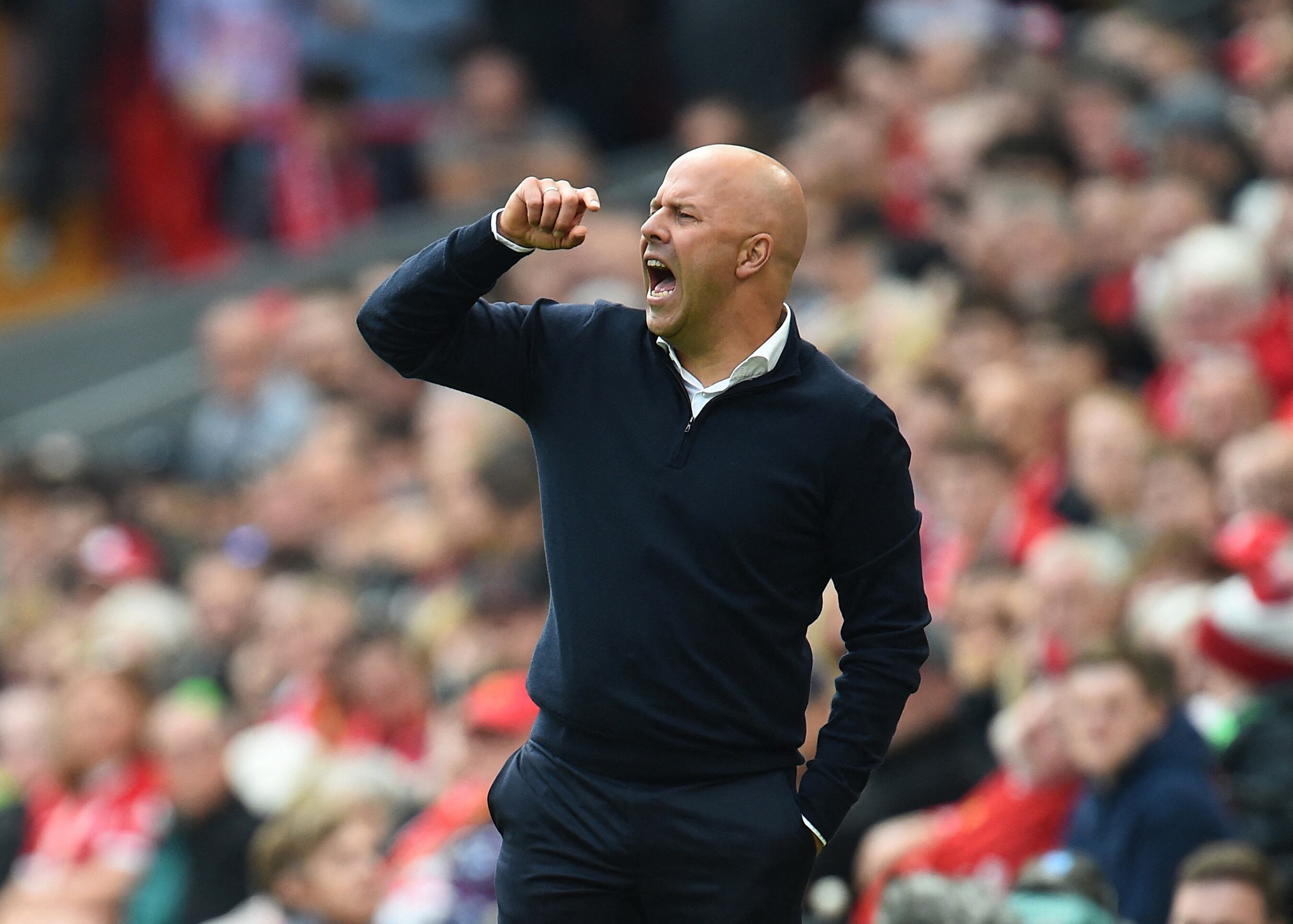 Arne Slot durante el encuentro entre Liverpool 3-0 Bournemouth - crédito Peter Powell / REUTERS 