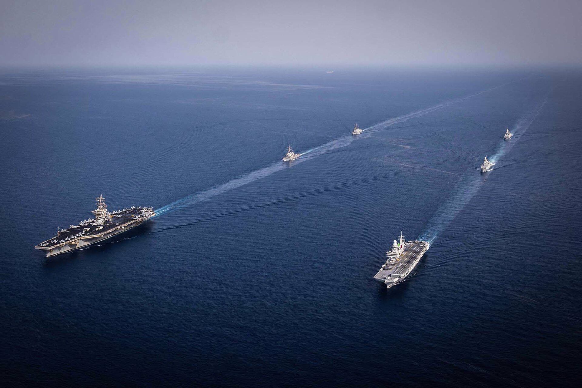 El portaaviones clase Nimitz USS Dwight D. Eisenhower (CVN 69) y los destructores de misiles guiados clase Arleigh Burke USS Laboon (DDG 58) y USS Gravely (DDG 107).
POLITICA 
Europa Press/Contacto/Italian Navy
