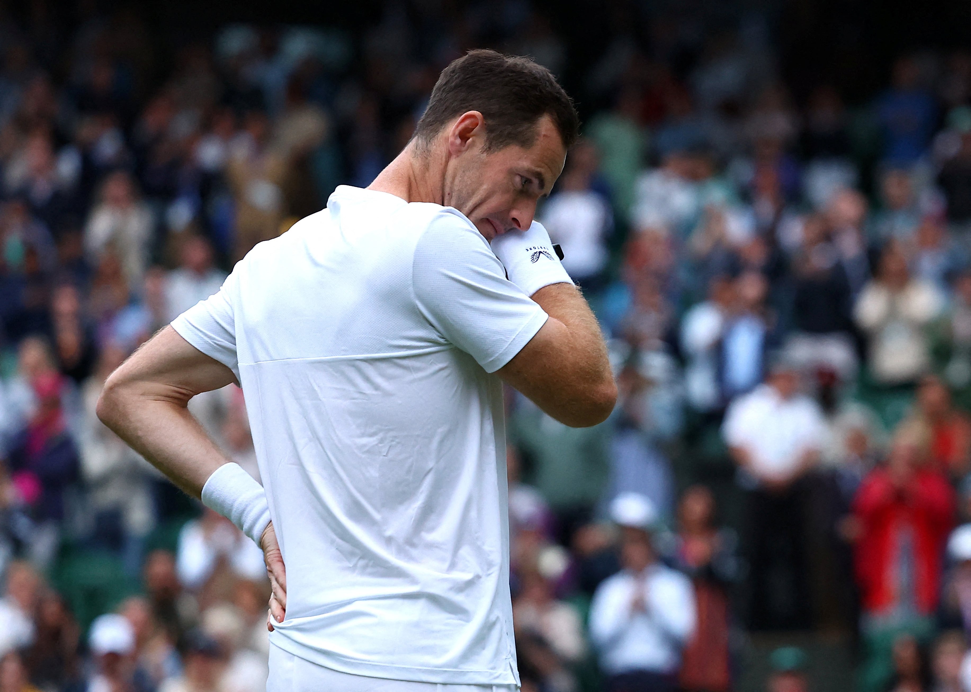 Andy Murray se despidió de Wimbledon en medio de un conflicto entre su madre y una joven figura (REUTERS)