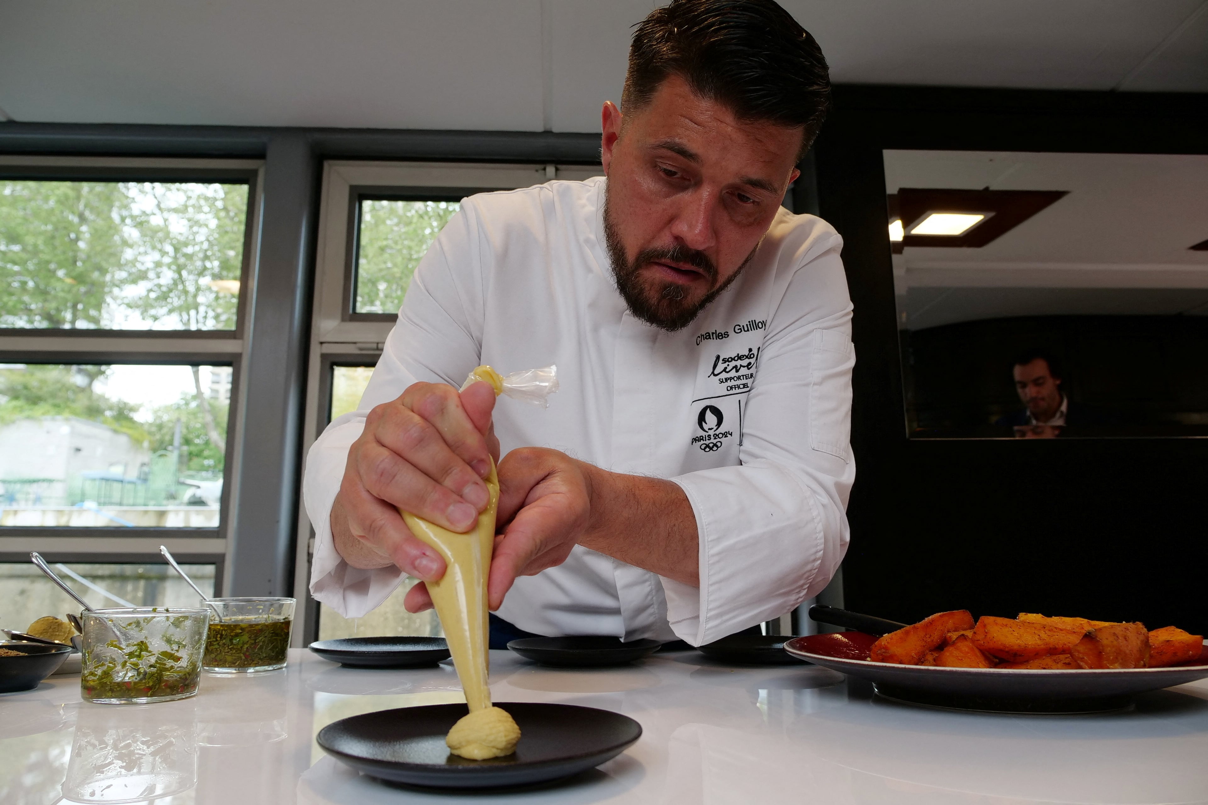 Charles Guilloy, uno de los cocinaros jefes de Paris 2024 (REUTERS/Lucien Libert/Archivo)