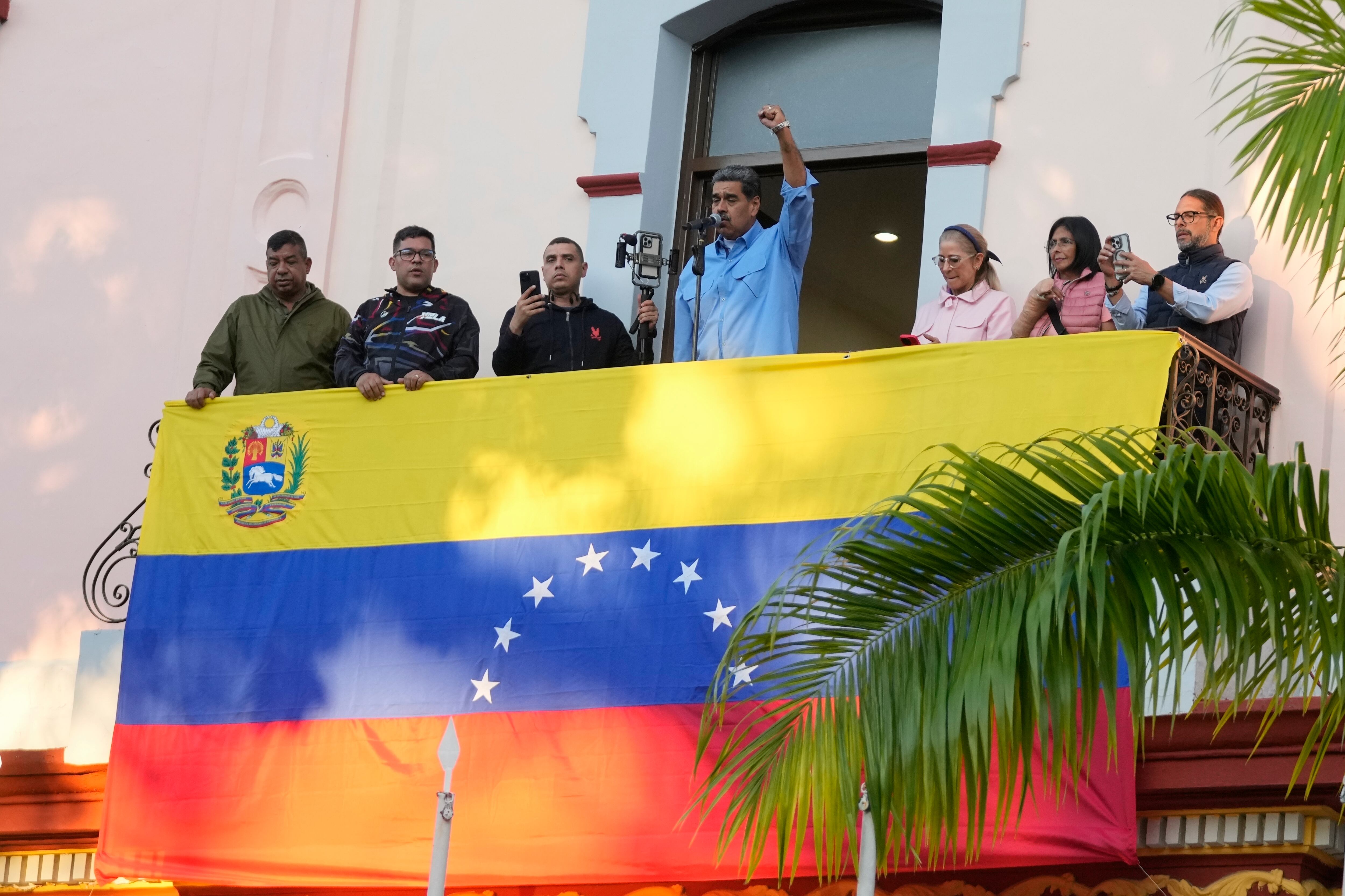 Maduro habló ante un grupo de seguidores desde el palacio presidencial de Miraflores en reivindicación de su reelección (AP Foto/Fernando Vergara)