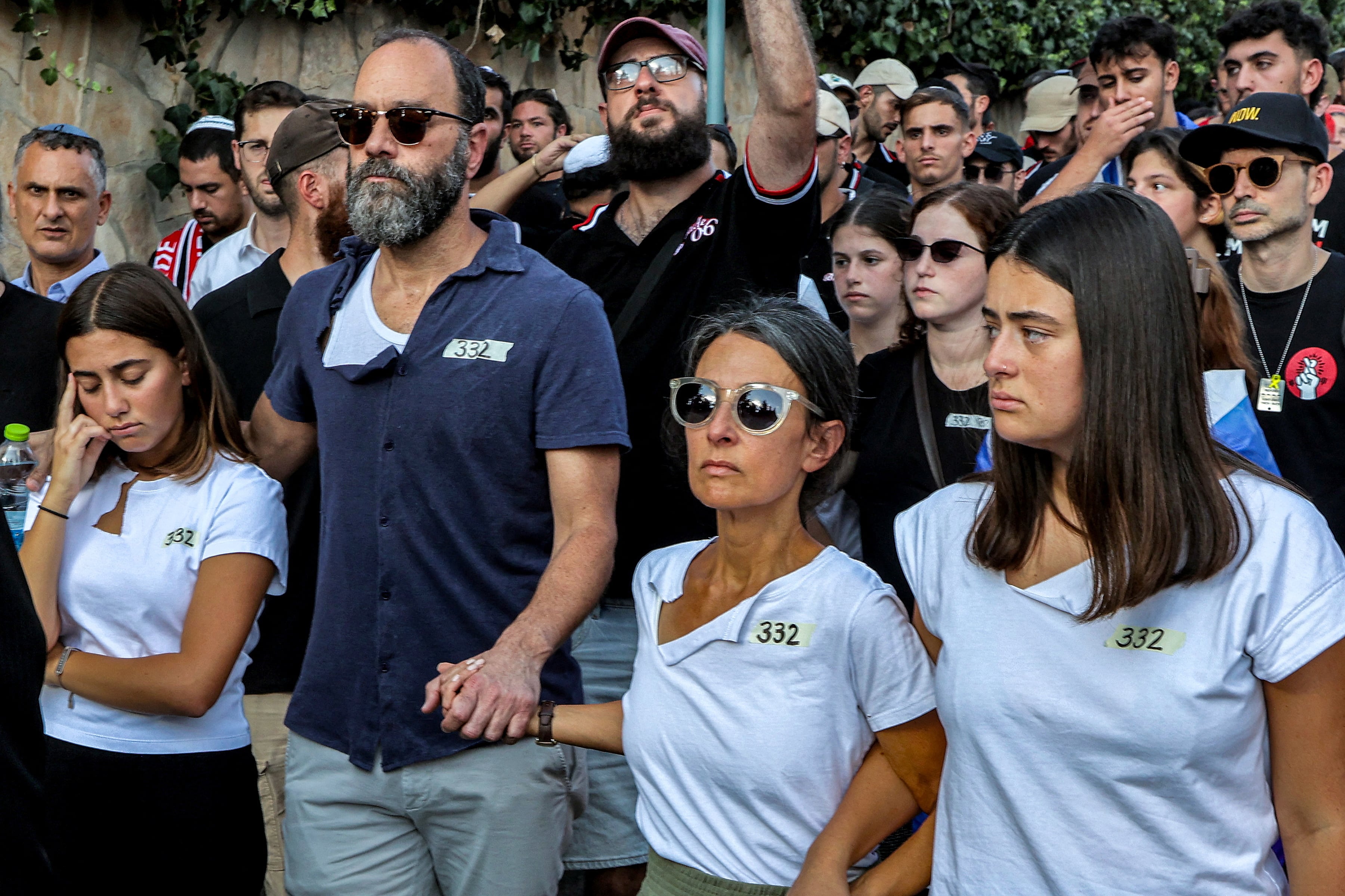 Jonathan Polin y Rachel Goldberg, padres del rehén estadounidense-israelí Hersh Goldberg-Polin cuyo cuerpo fue recuperado junto con otros cinco en Gaza, durante el funeral del joven en Jerusalén el 2 de septiembre (GIL COHEN-MAGEN/Pool via REUTERS)