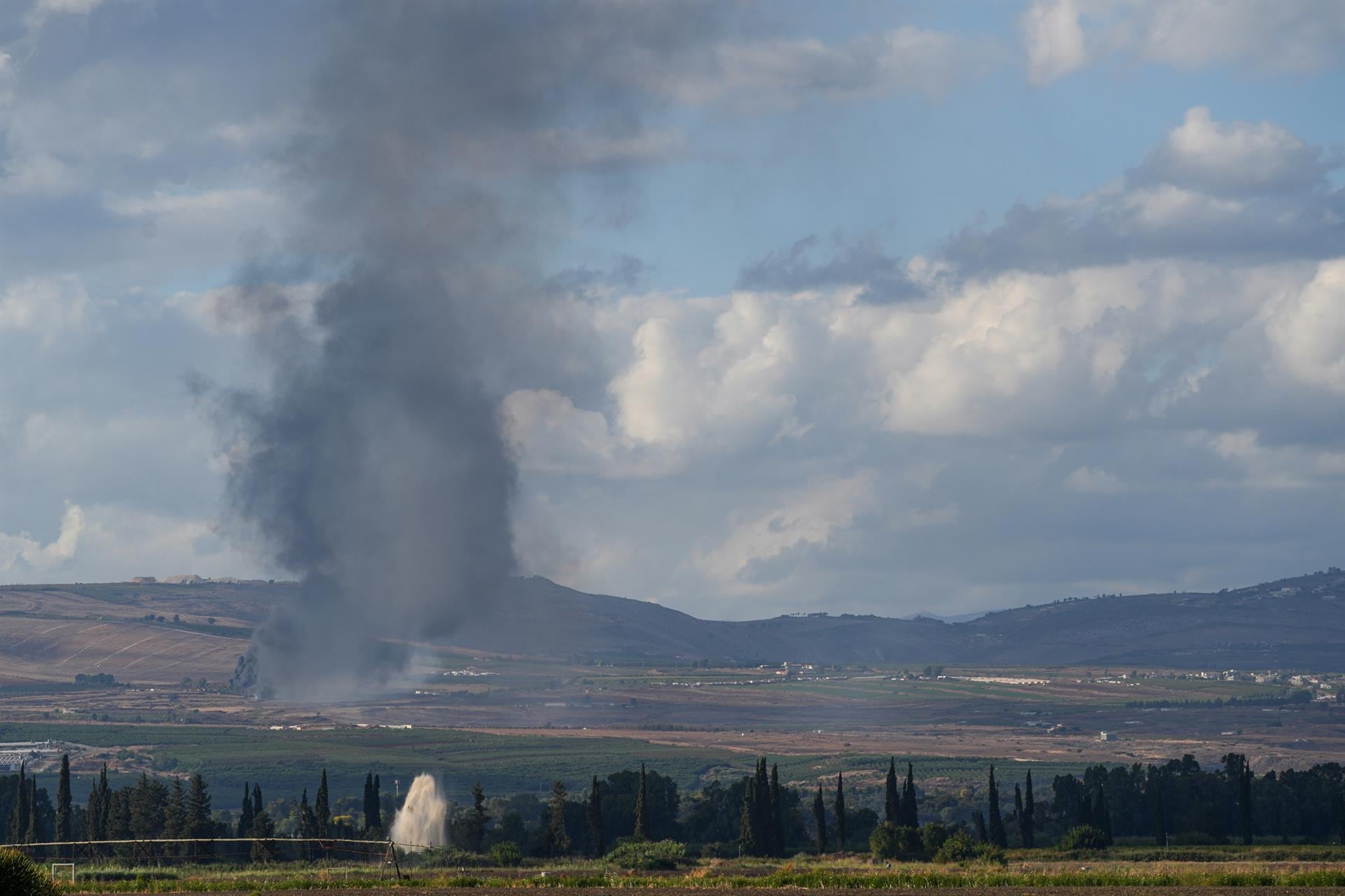 Israel bombardea un centenar de posiciones de Hezbolá en el sur de Líbano