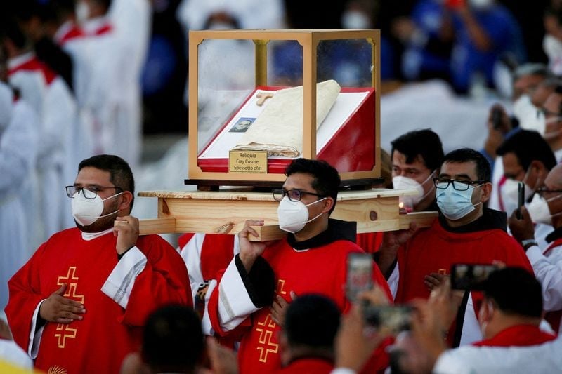 Miembros del clero llevan una reliquia del sacerdote Cosme Spessotto durante la ceremonia de beatificación de los sacerdotes Rutilio Grande y Cosme Spessotto y los laicos Manuel Solorzano y Nelson Lemus en la Plaza El Salvador del Mundo en San Salvador, El Salvador. 22 de enero de 2022. (REUTERS/José cabezas)