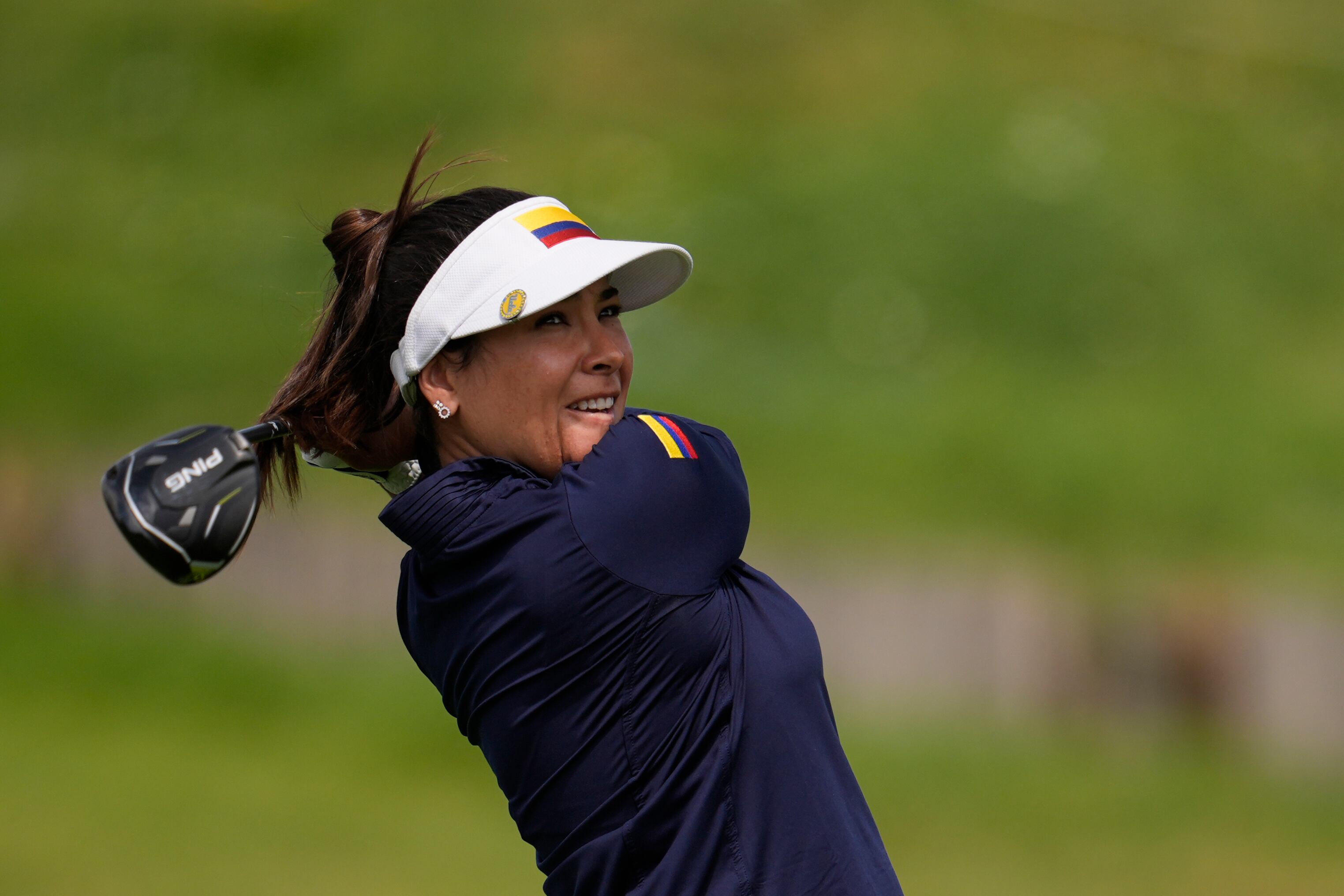 La colombiana María José Uribe realiza su tiro de salida al hoyo 3 en el certamen olímpico de golf, el viernes 9 de agosto de 2024, en Saint-Quentin-en-Yvelines, Francia (AP Foto/George Walker IV)