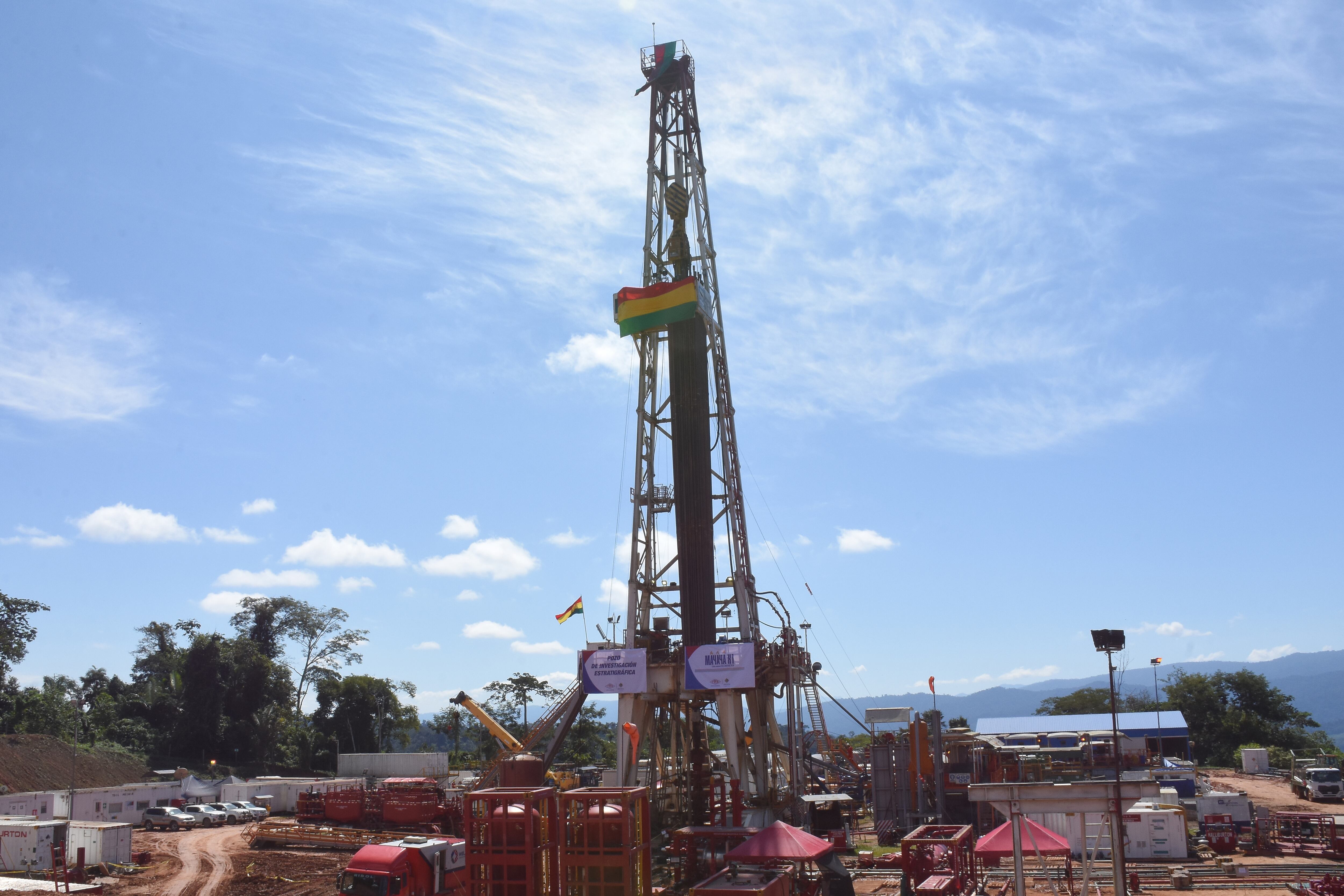 Fotografía del pozo de gas natural presentado por trabajadores de Yacimientos Petrolíferos (EFE)