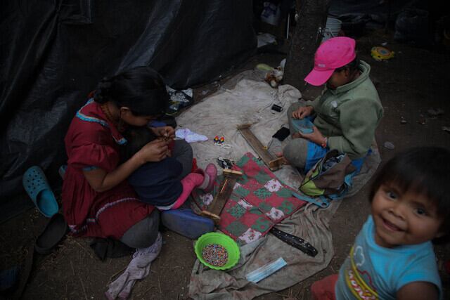 La comunidad indígena emberá llegó a Bogotá desde el mes de septiembre de 2023 al Parque Nacional. En su mayoría son niños, mujeres embarazadas y lactantes - crédito Camila Díaz/Colprensa