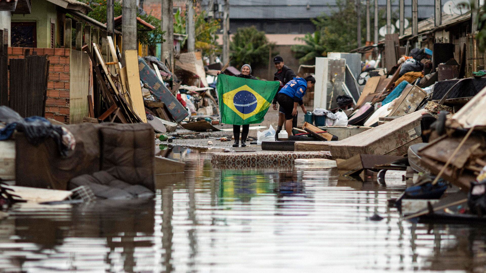 Porto Alegre cumplió un mes inundada retirando miles de toneladas de basura