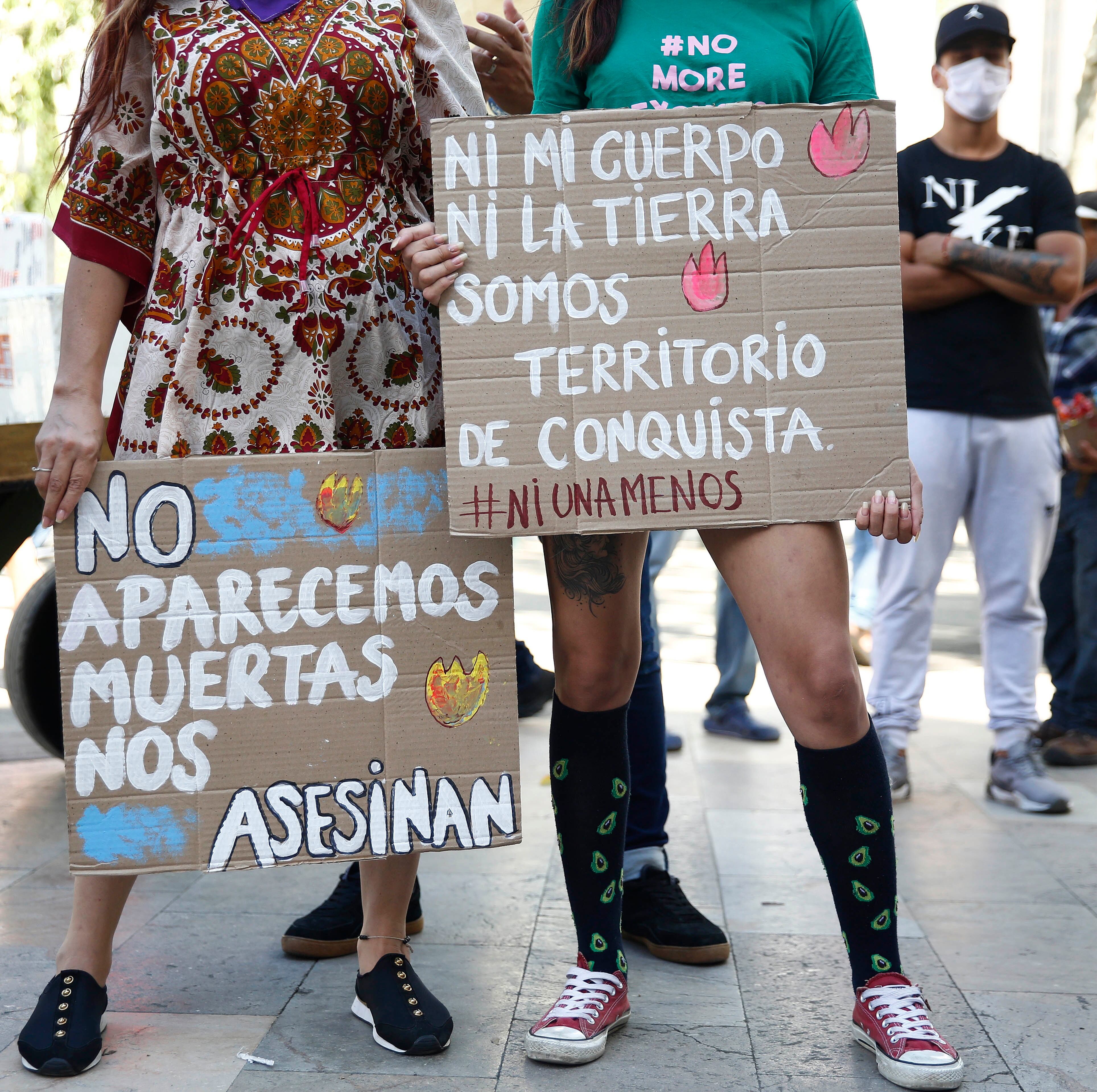 Mujeres levantan la voz de protesta a los actos de violencia cometidos en contra de varias mujeres - crédito Luis Eduardo Noriega A/EFE
